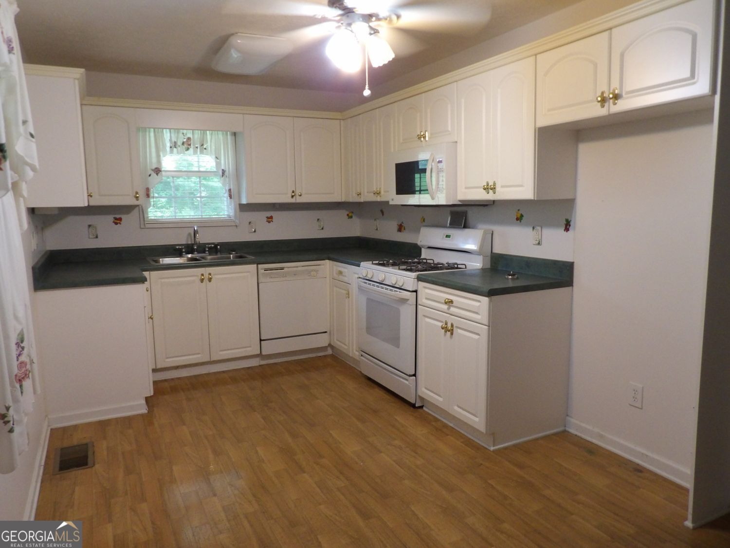 676 Graham Road Property Photo 4
