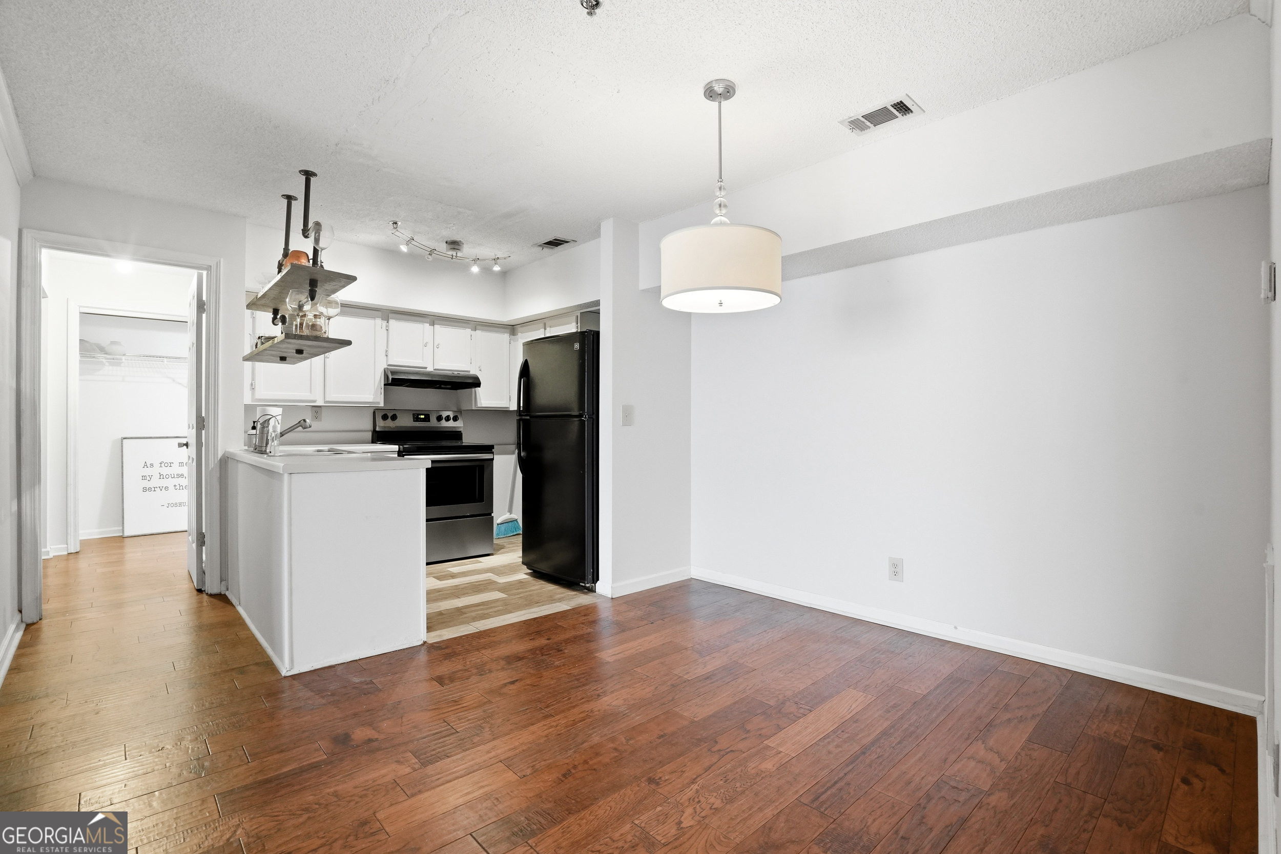 561 Cobblestone Trail Property Photo 3