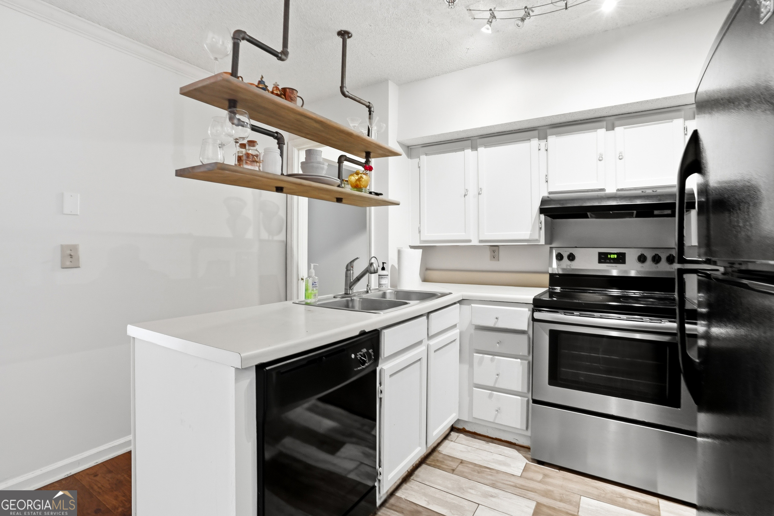 561 Cobblestone Trail Property Photo 4