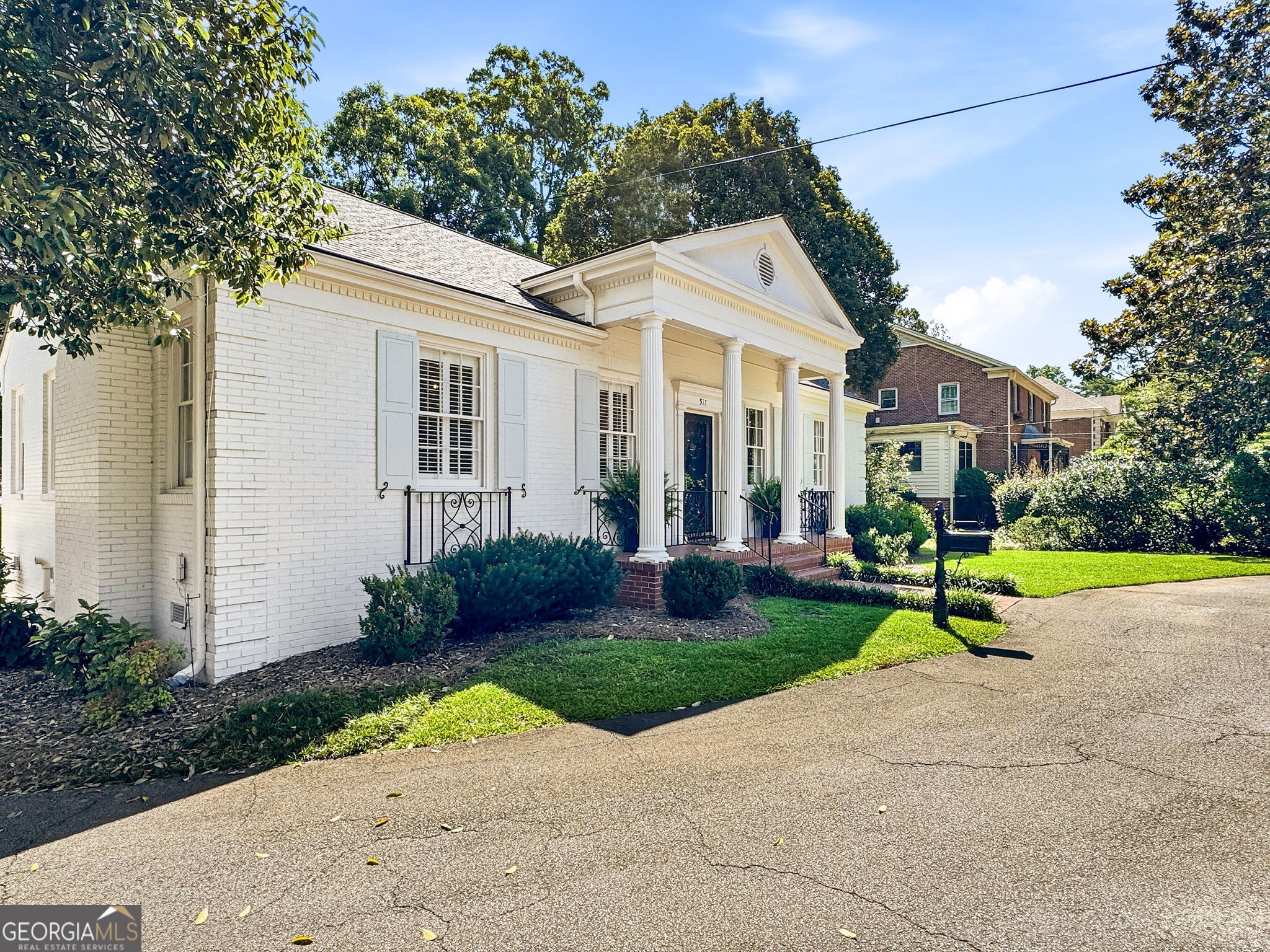 517 E College Street Property Photo 4
