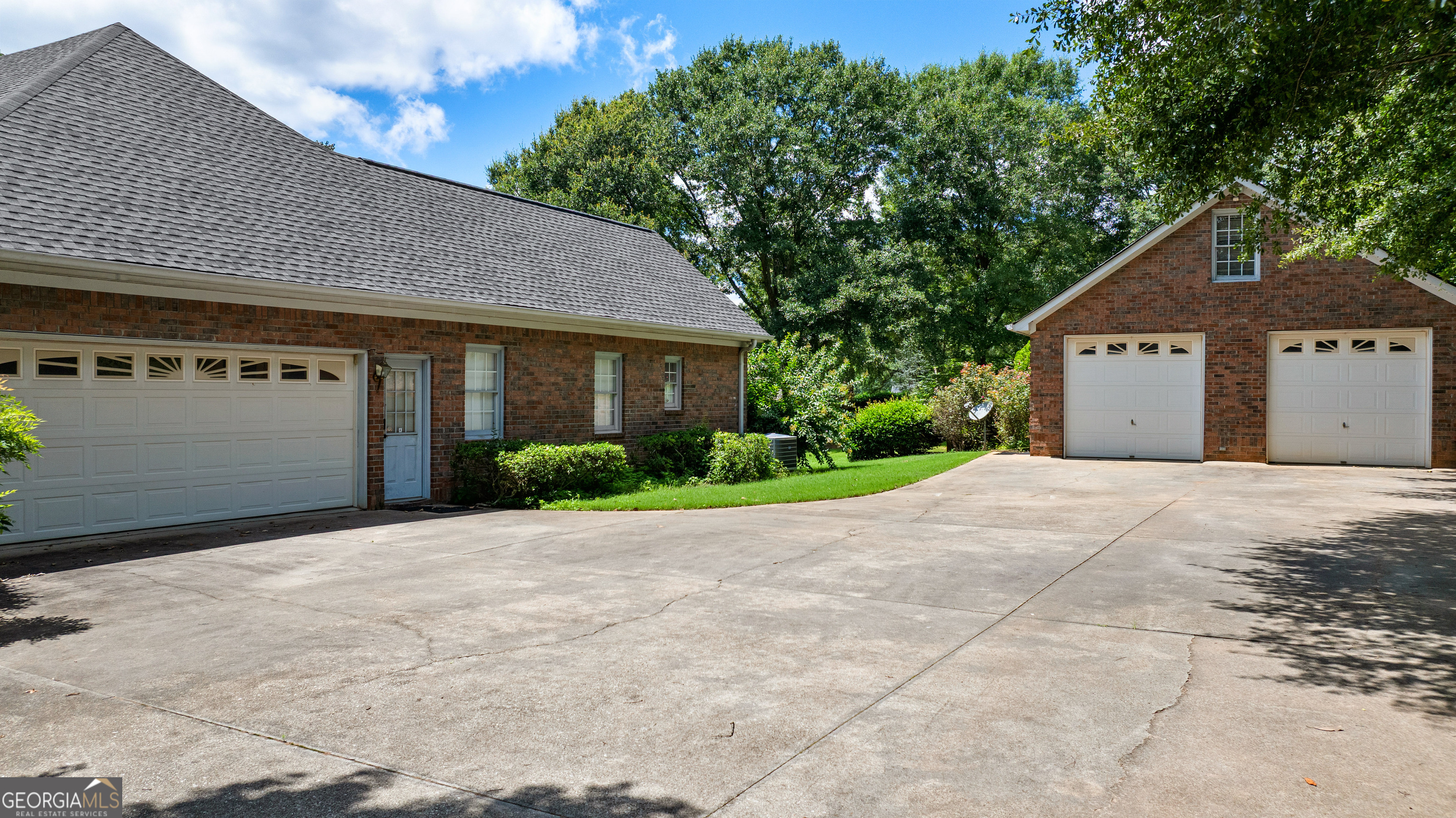 100 Moonview Place Property Photo 3