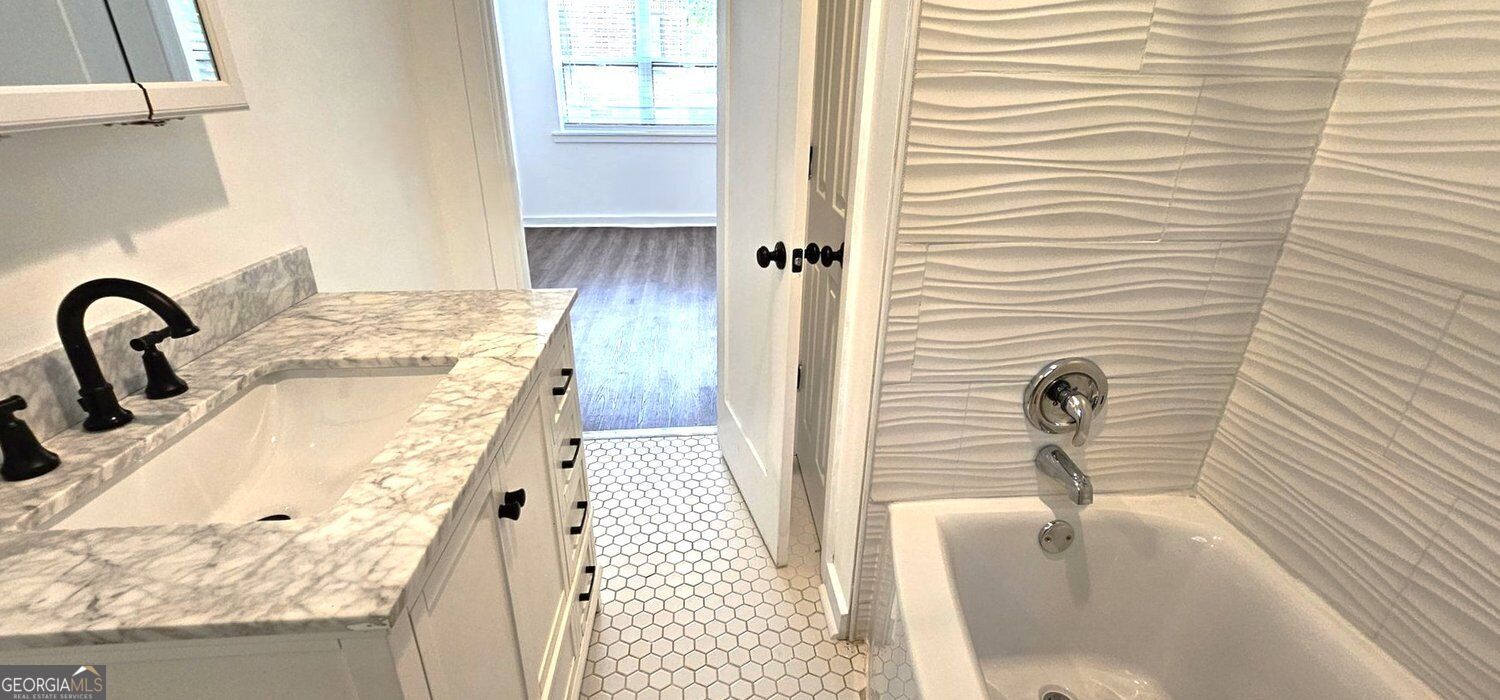 3230 W Shadowlawn Avenue Ne Property Photo 7