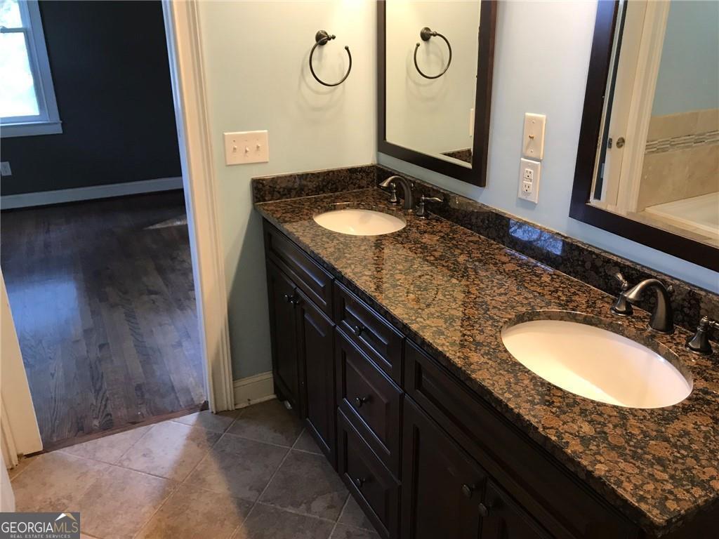 49 Leslie Street Property Photo 29
