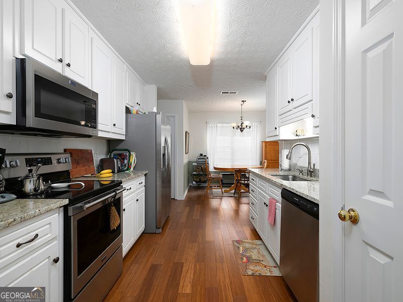 55 Dearing Woods Bend Property Photo 8