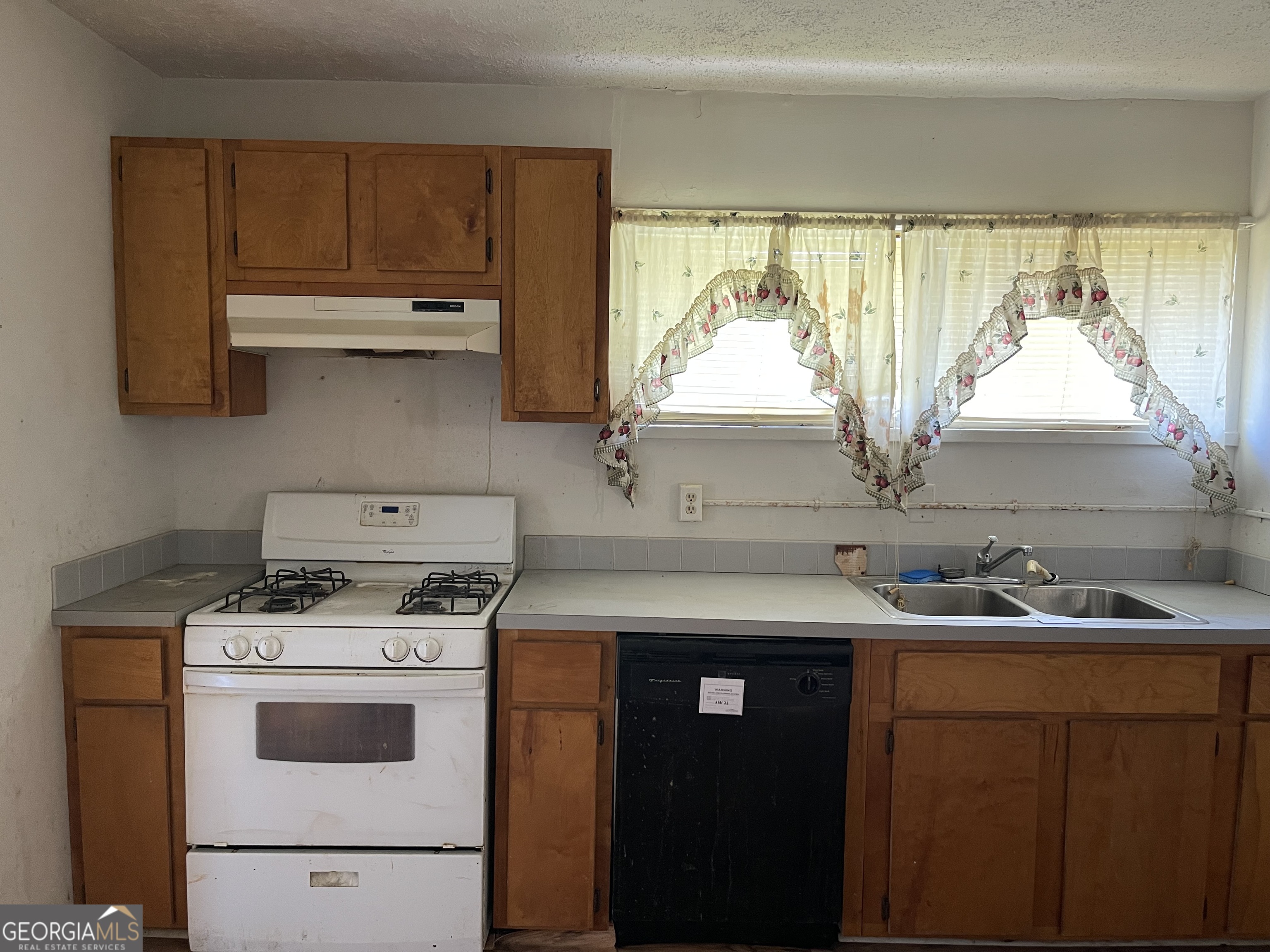 486 Denham Street Property Photo 3