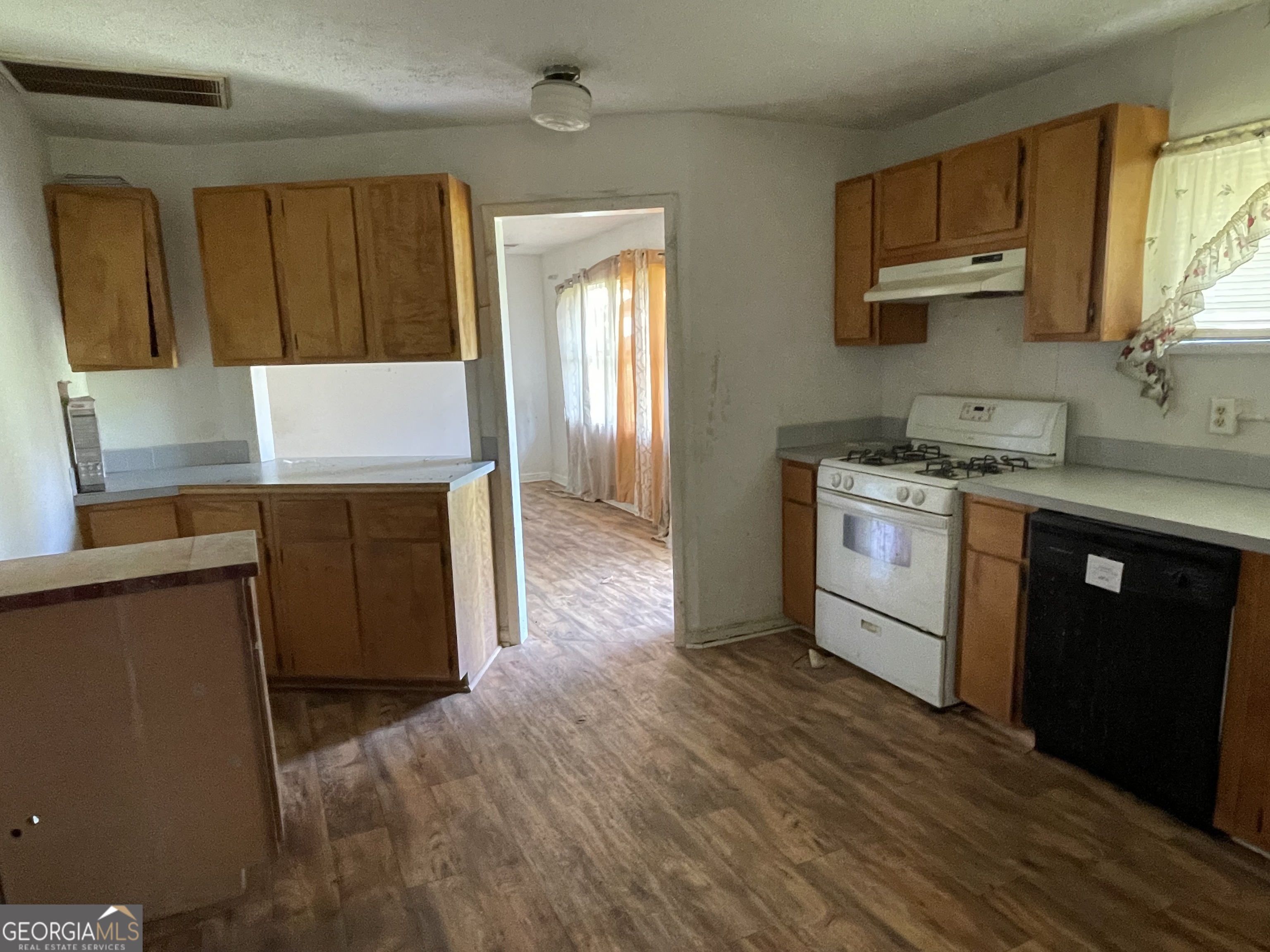 486 Denham Street Property Photo 5