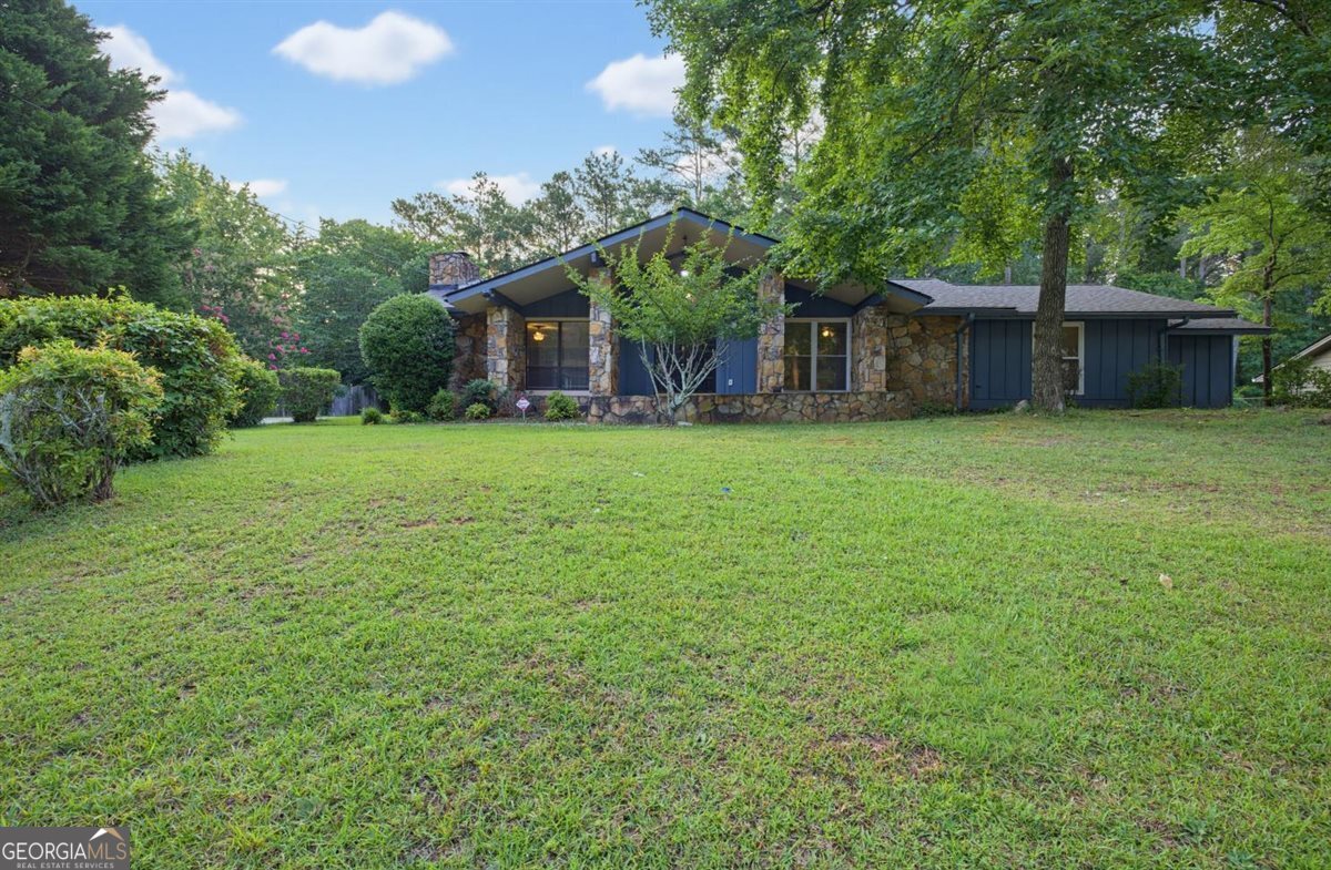 2544 Highland Drive SE Property Photo 1