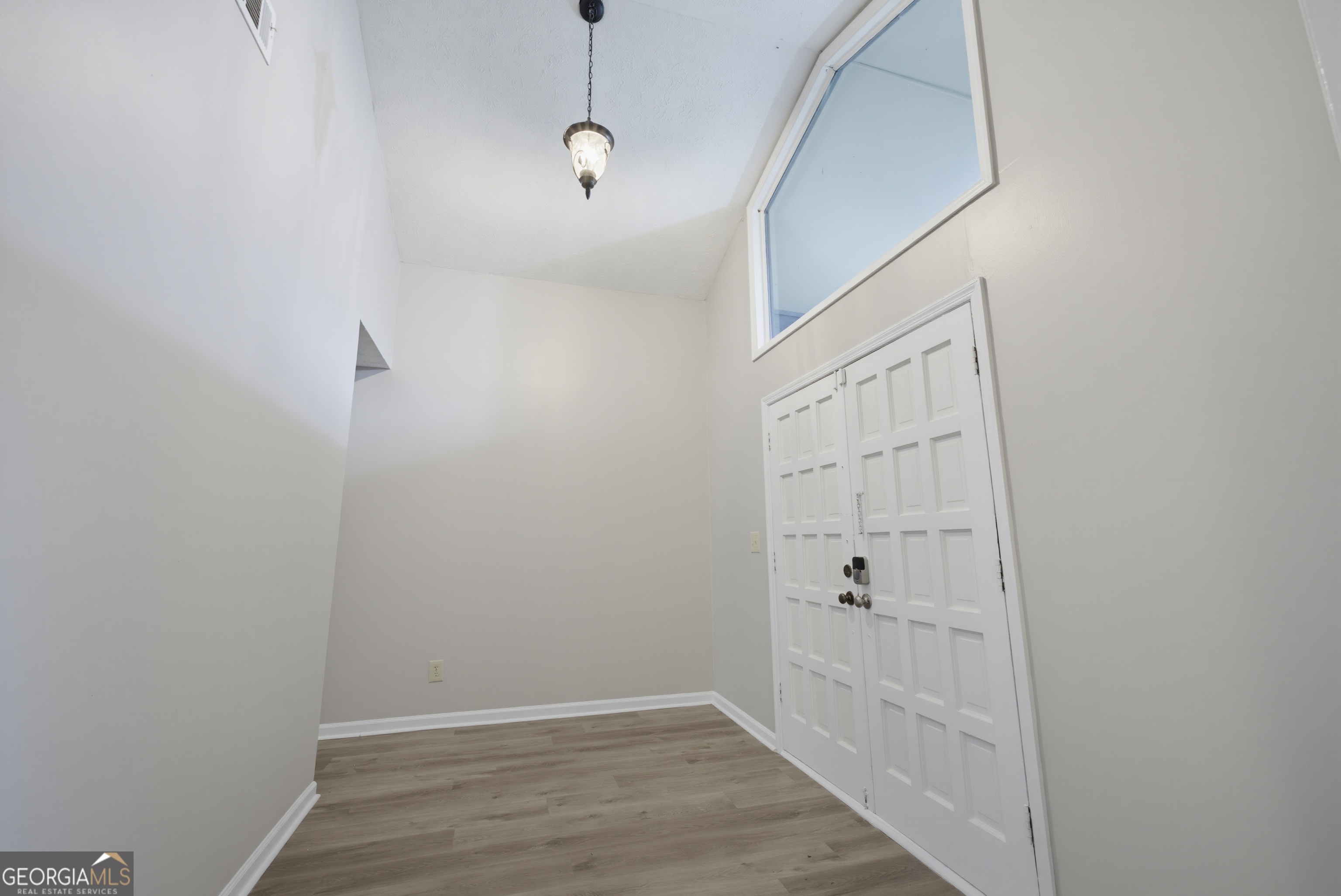 2544 Highland Drive Se Property Photo 5