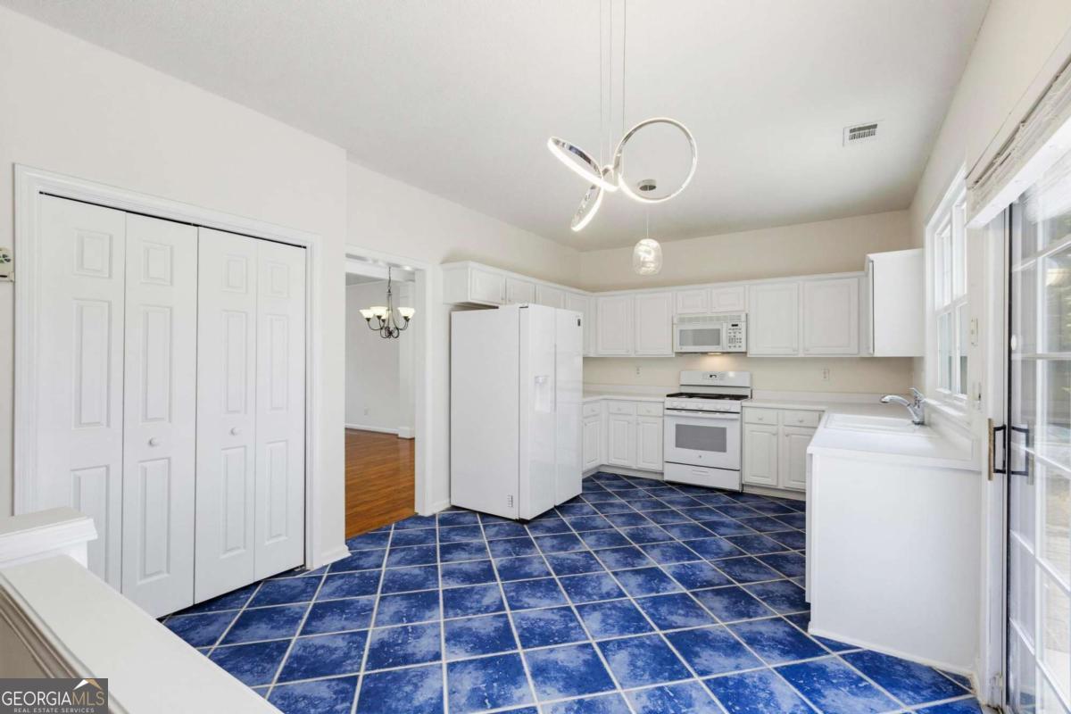 490 Chippenham Court Property Photo 17