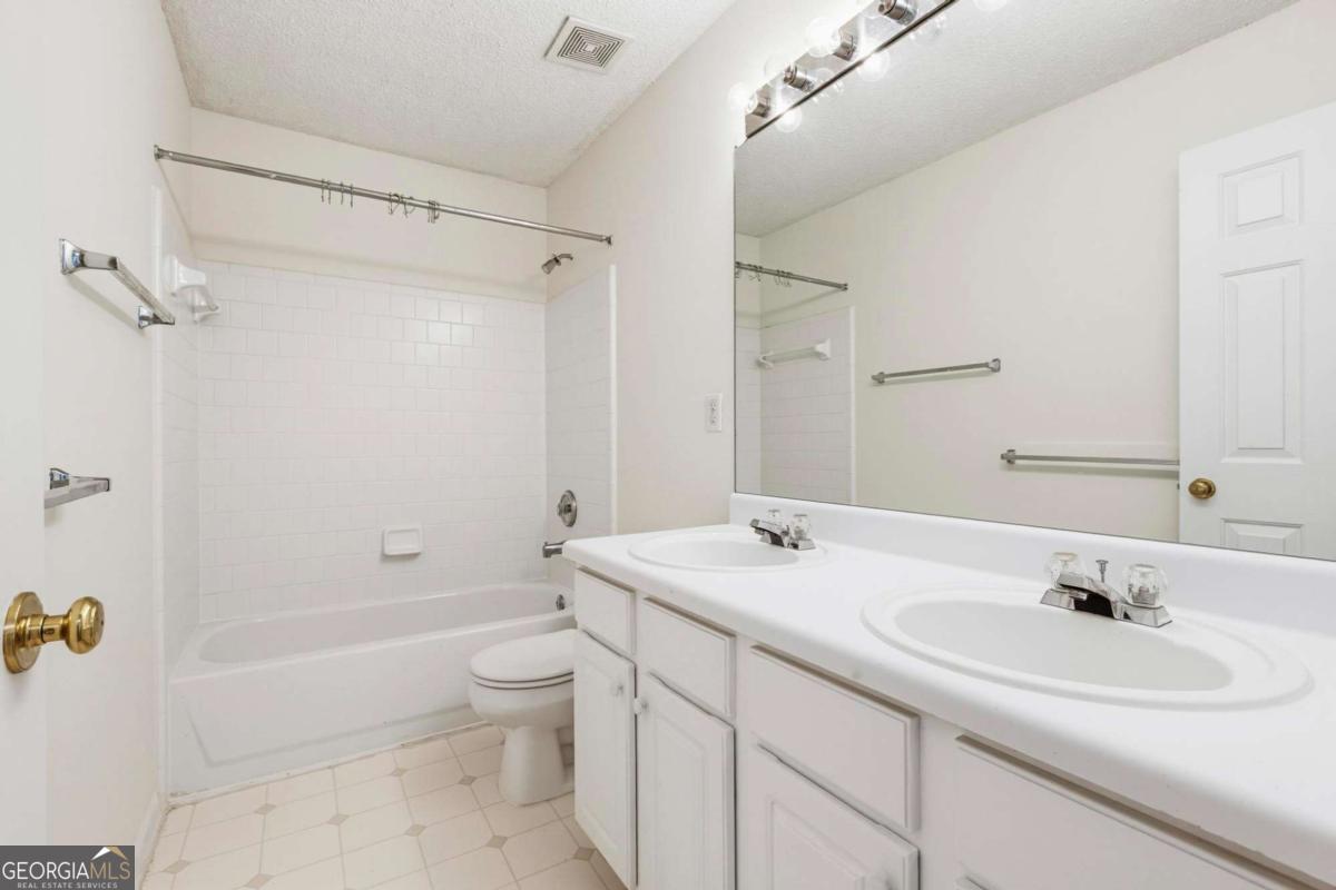 490 Chippenham Court Property Photo 28