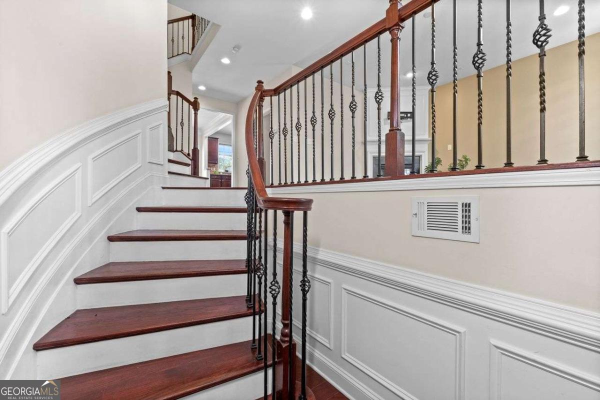 1034 East Paces Chas Ne Property Photo 5