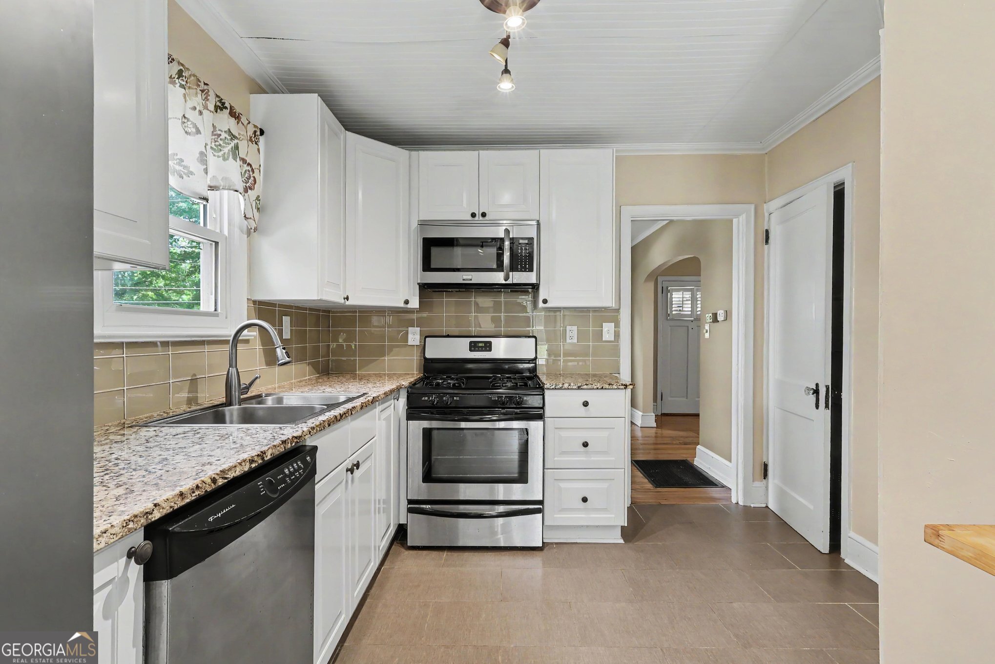 2531 Batavia Street Property Photo 14