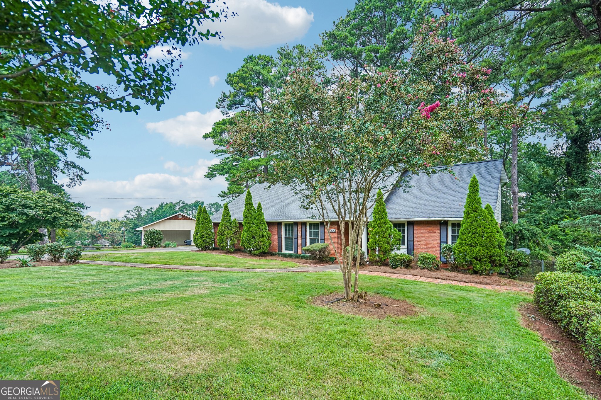 2615 Skyline Drive Property Photo 2