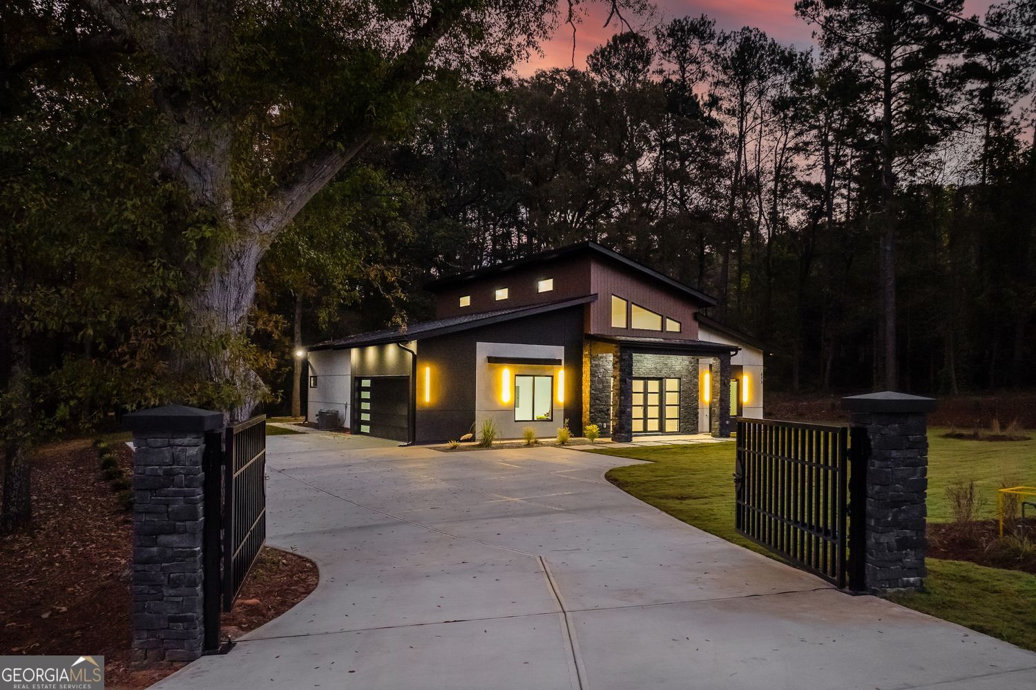 670 Loganville Highway Property Photo 1