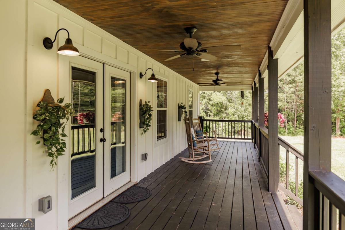 930 James Holcomb Road Property Photo 7