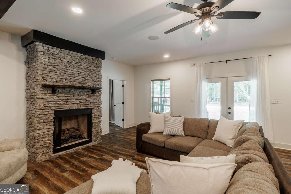 930 James Holcomb Road Property Photo 10