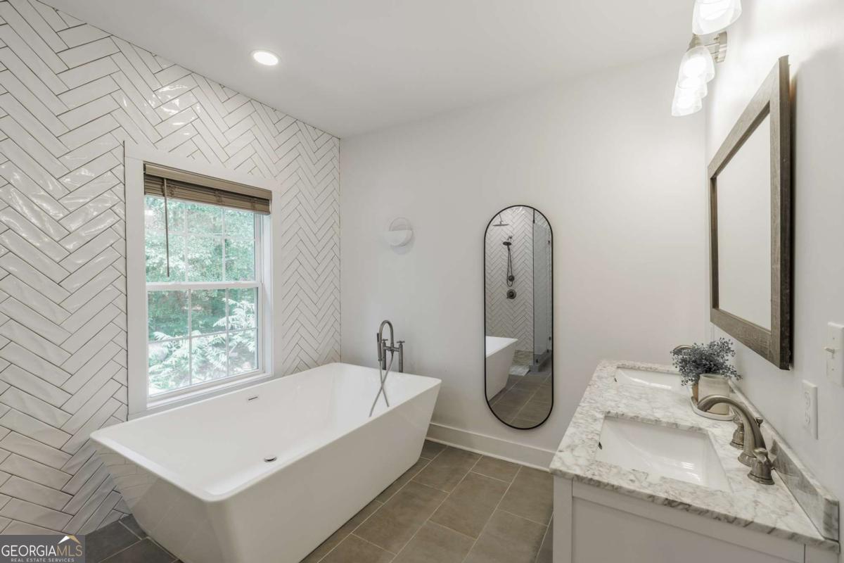 930 James Holcomb Road Property Photo 29