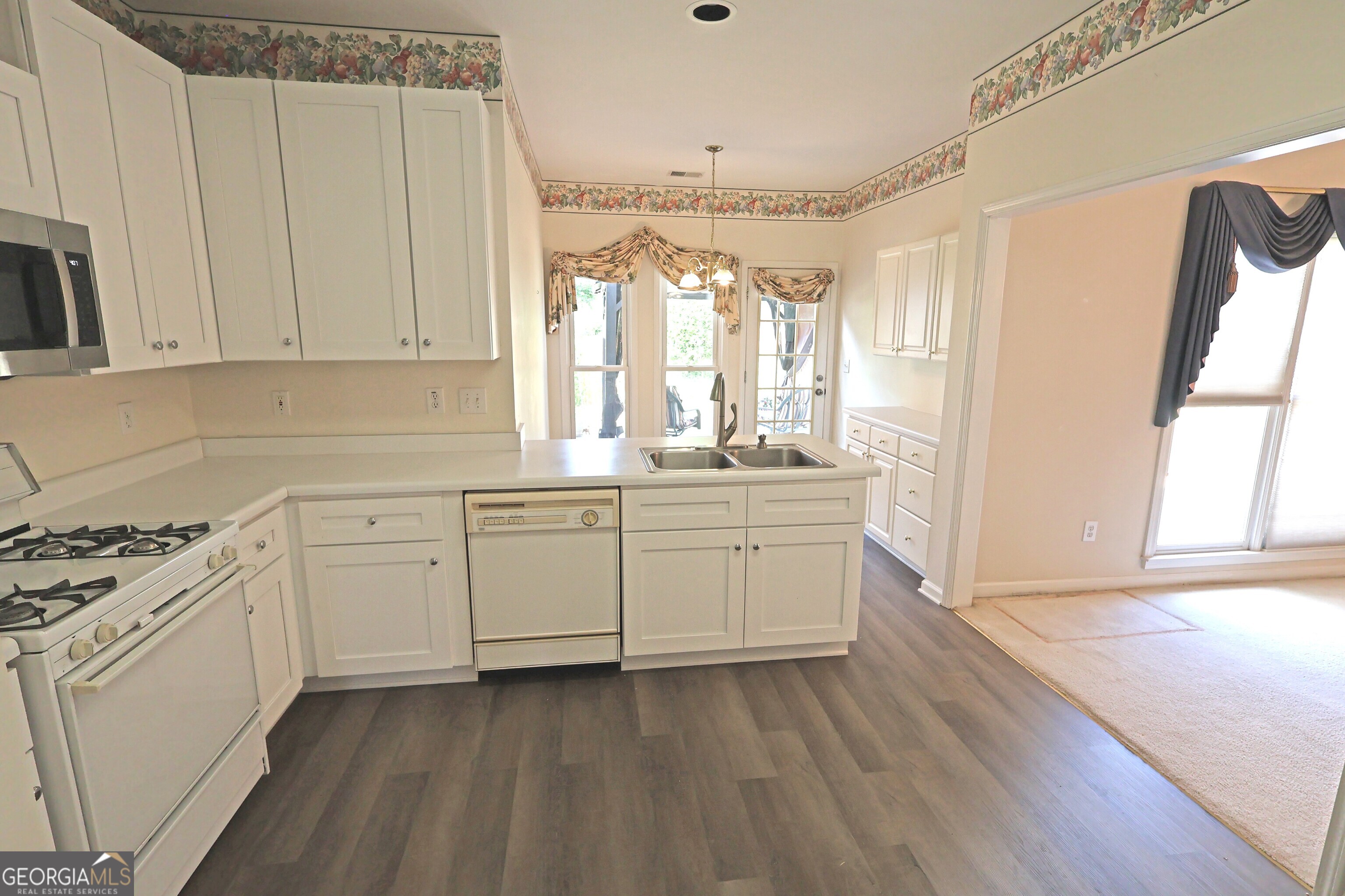 2813 Colleton Drive Property Photo 6