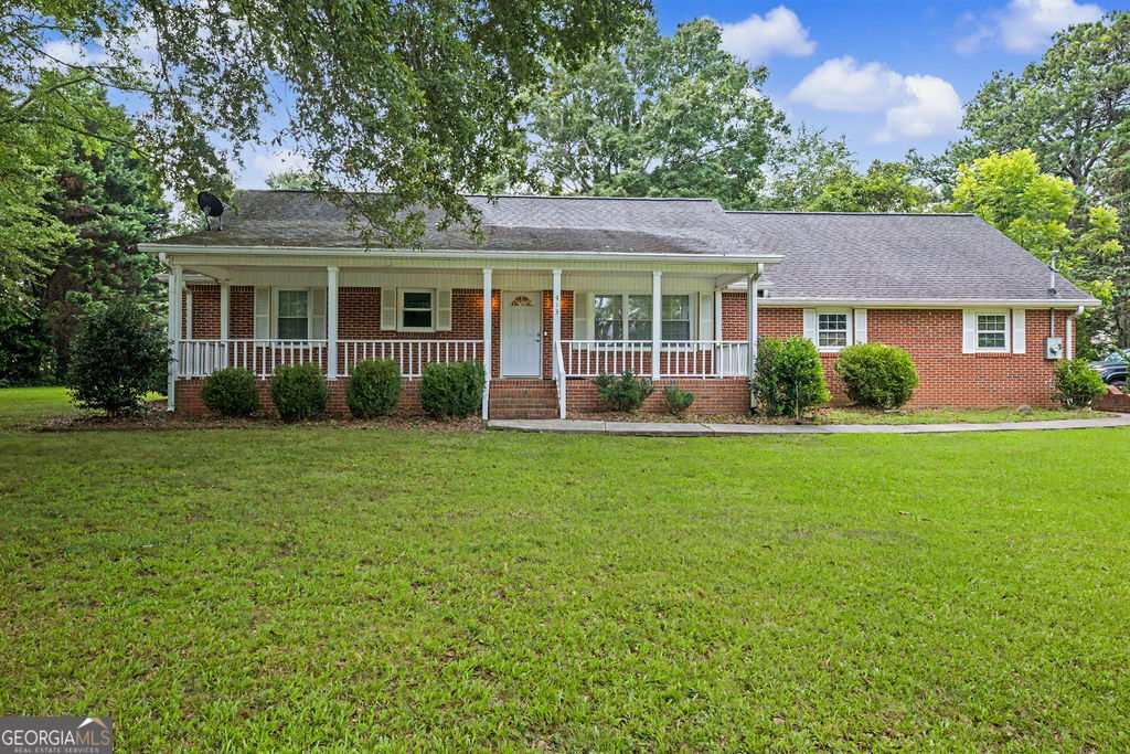 413 Old Newnan Road Property Photo 1