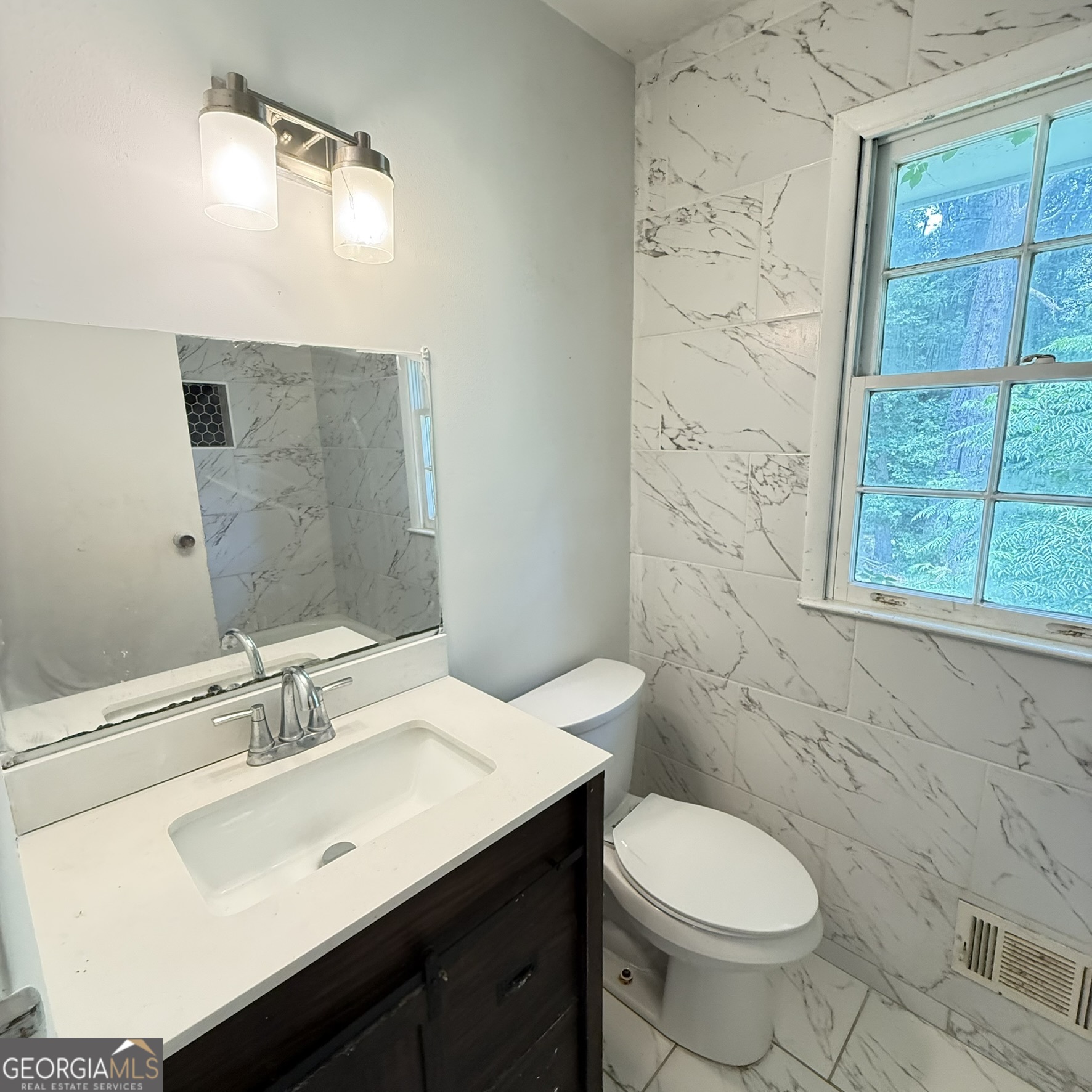 868 King Road Property Photo 23