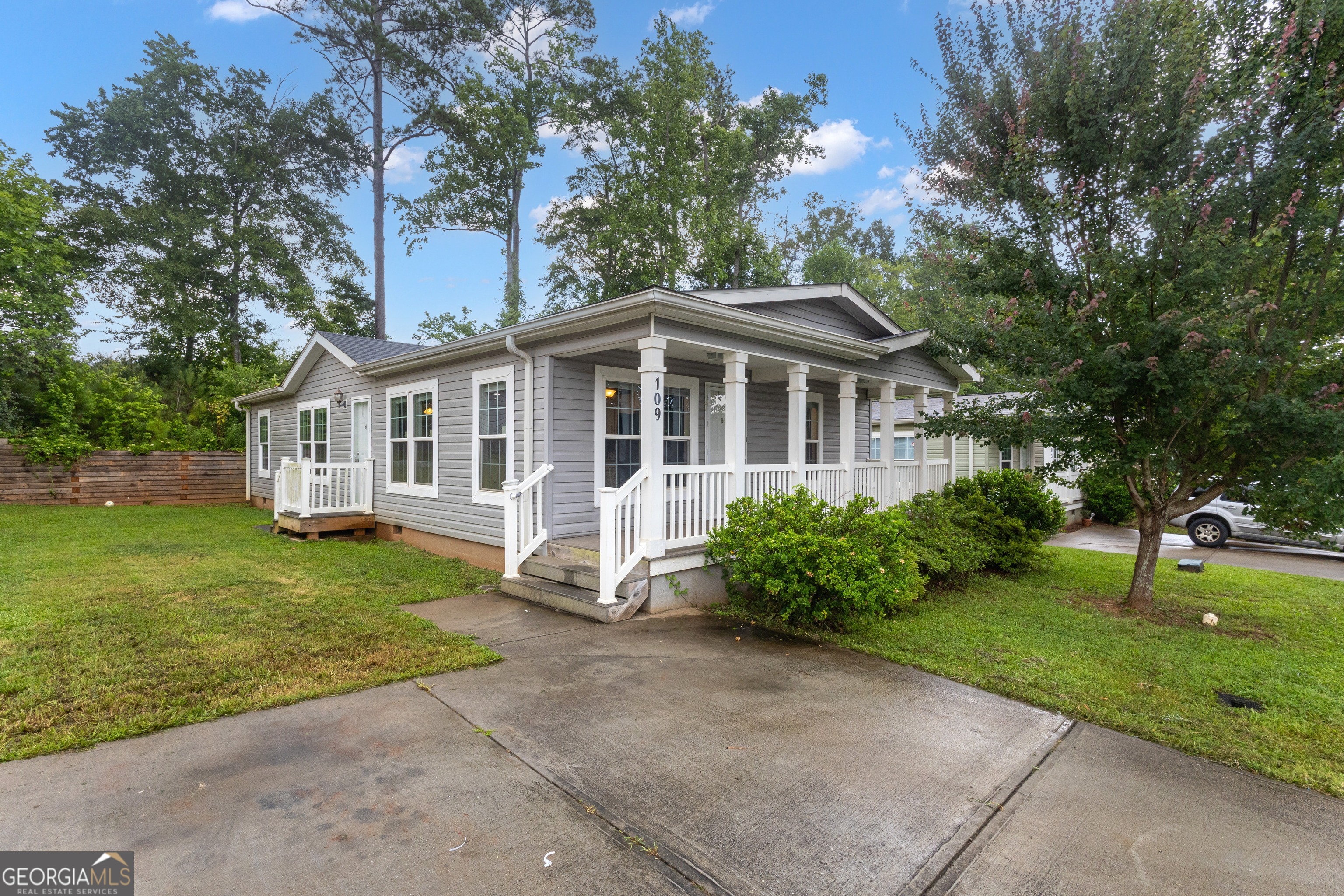 109 Willow Drive E Property Photo 1