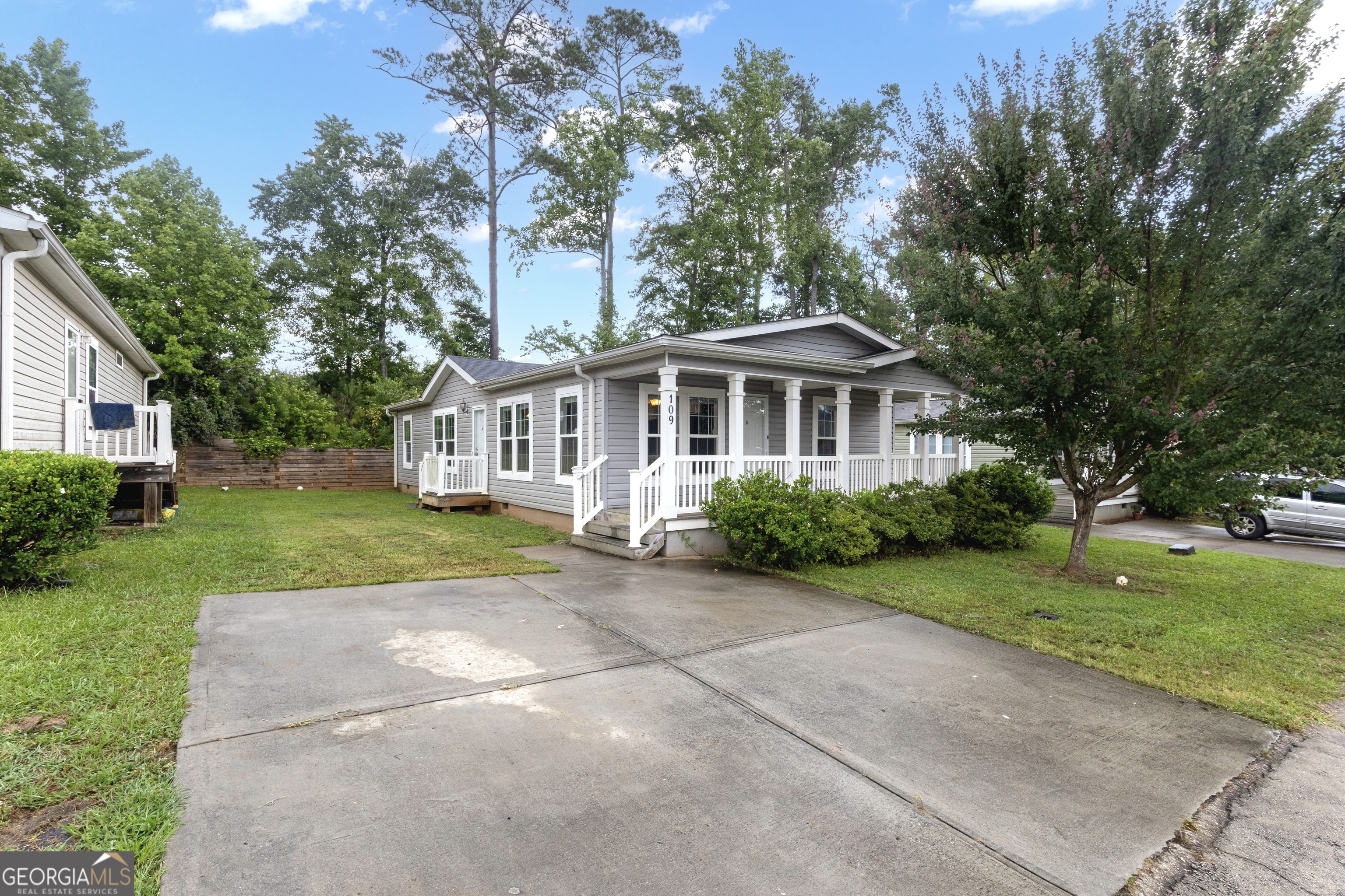 109 Willow Drive E Property Photo 2
