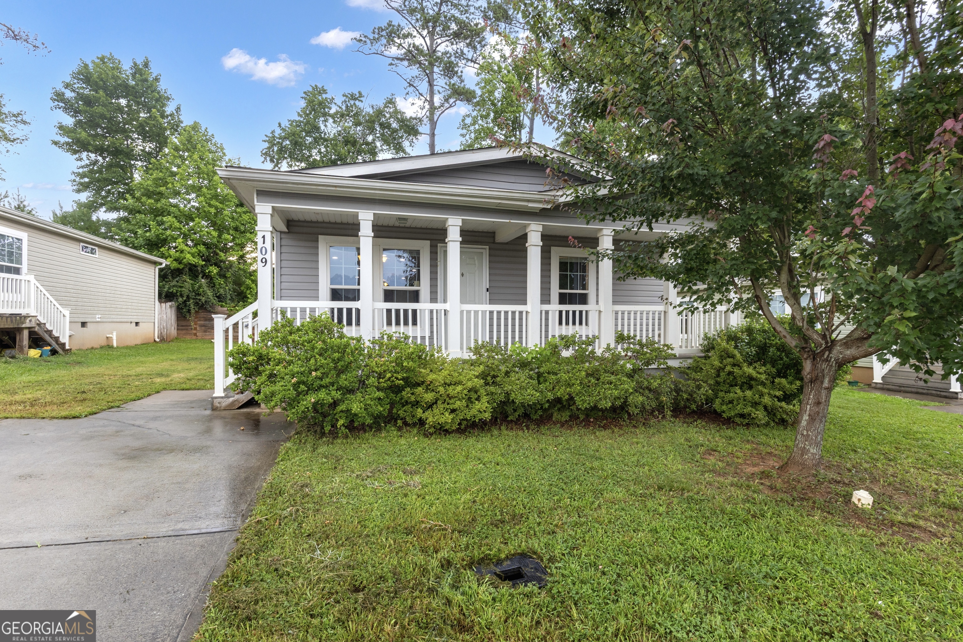 109 Willow Drive E Property Photo 3