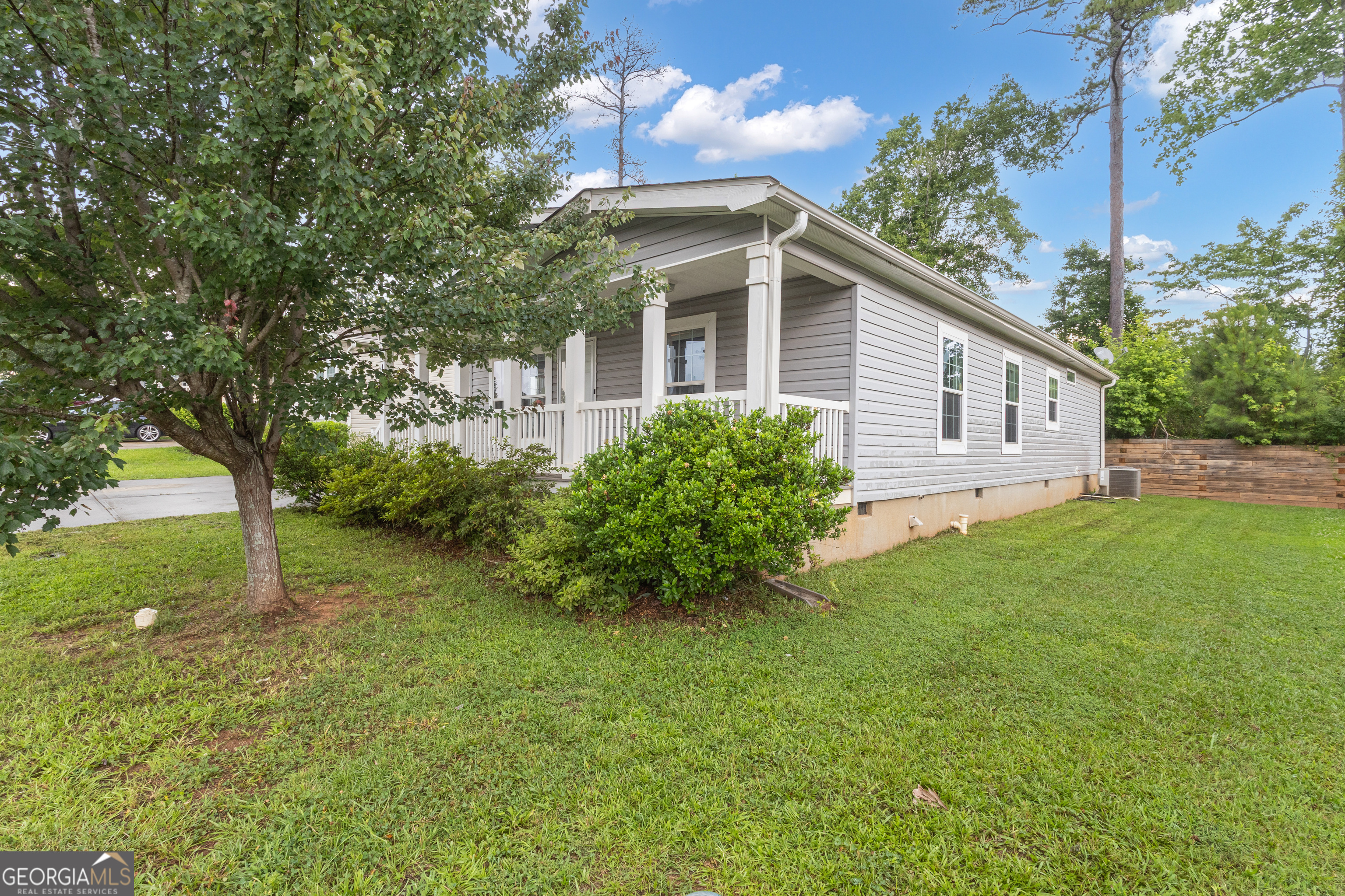 109 Willow Drive E Property Photo 4