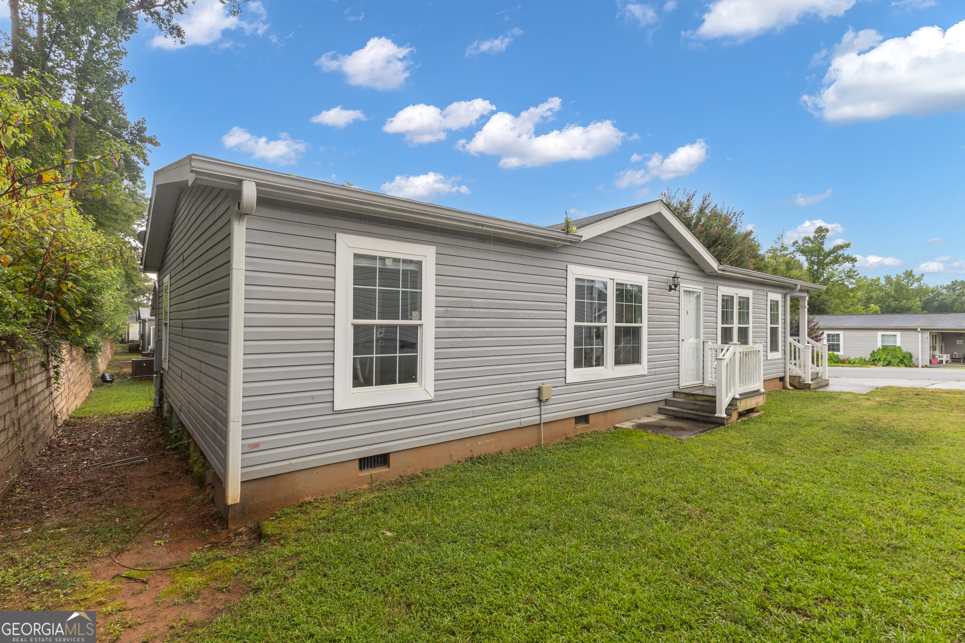 109 Willow Drive E Property Photo 5
