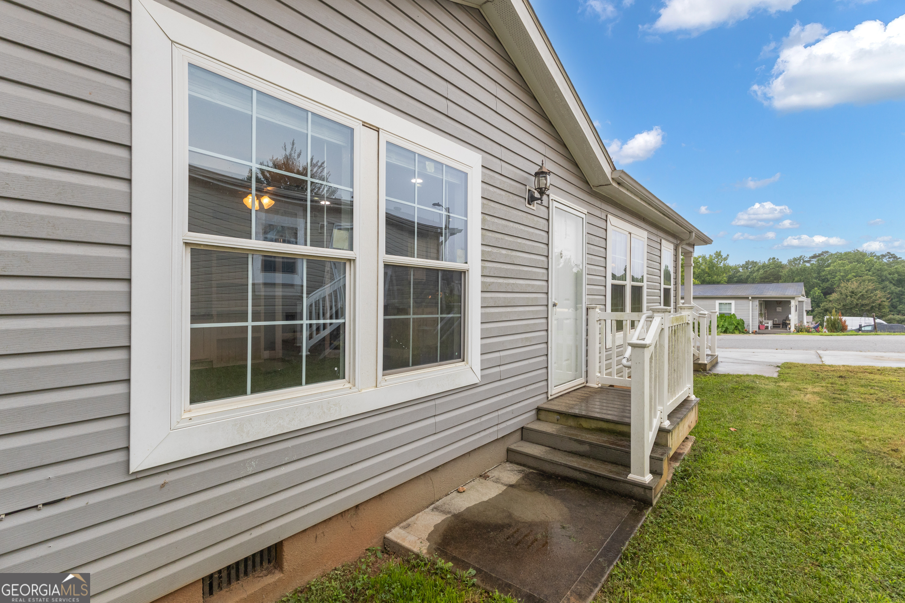 109 Willow Drive E Property Photo 6