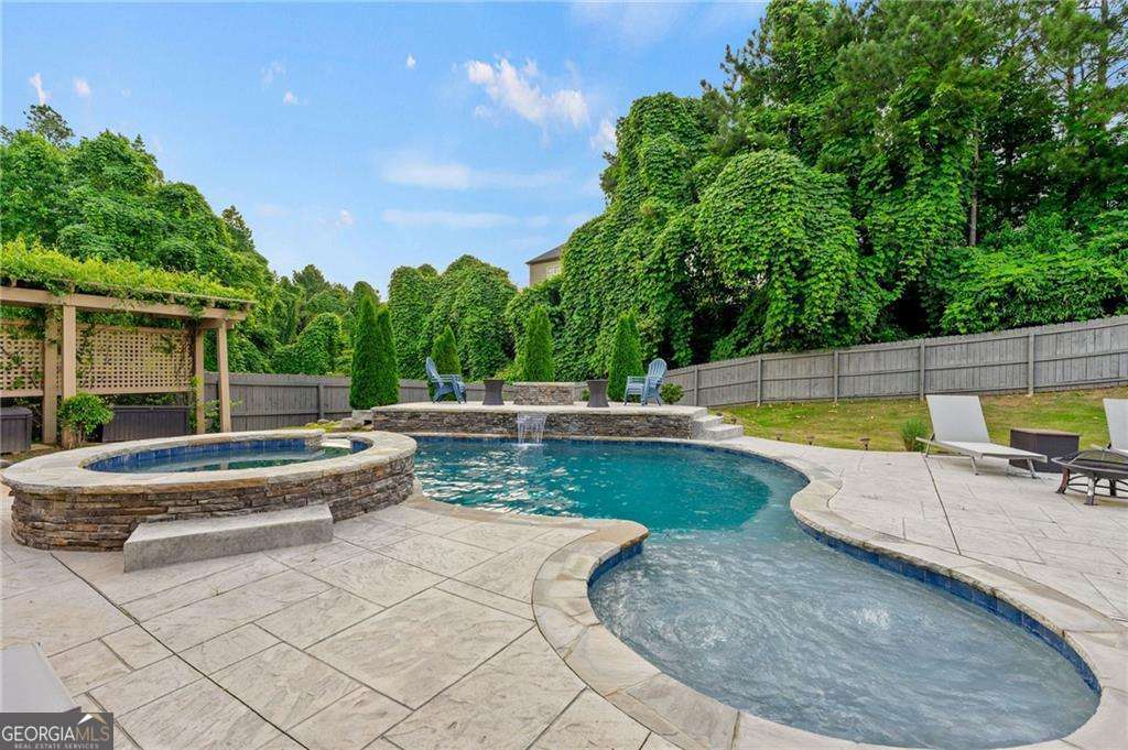 108 Fountain Oak Property Photo 2