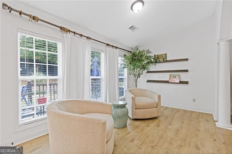 521 Embassy Walk Property Photo 11
