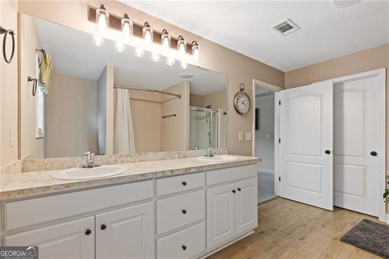 521 Embassy Walk Property Photo 20