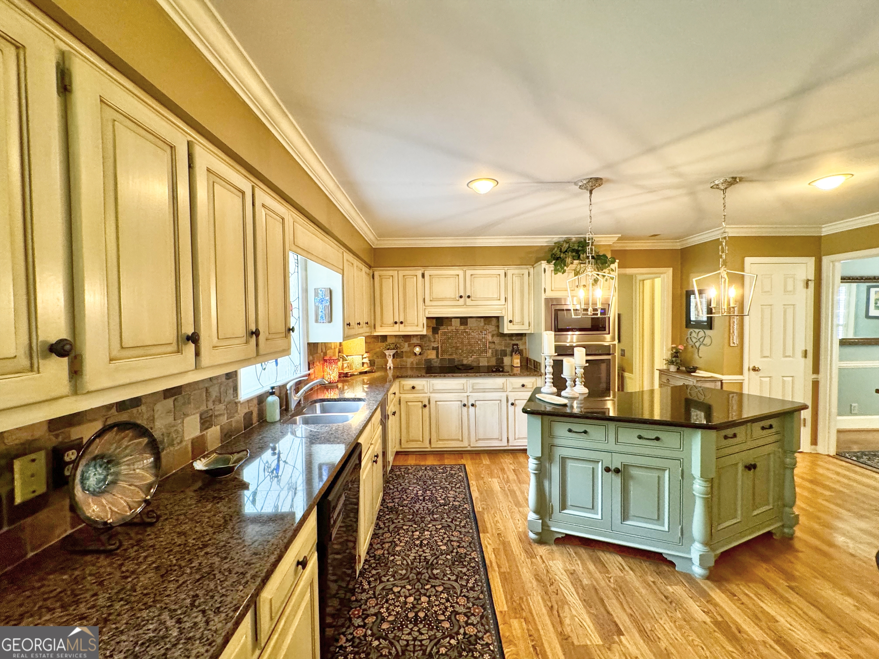 1018 Riverside Drive Property Photo 3