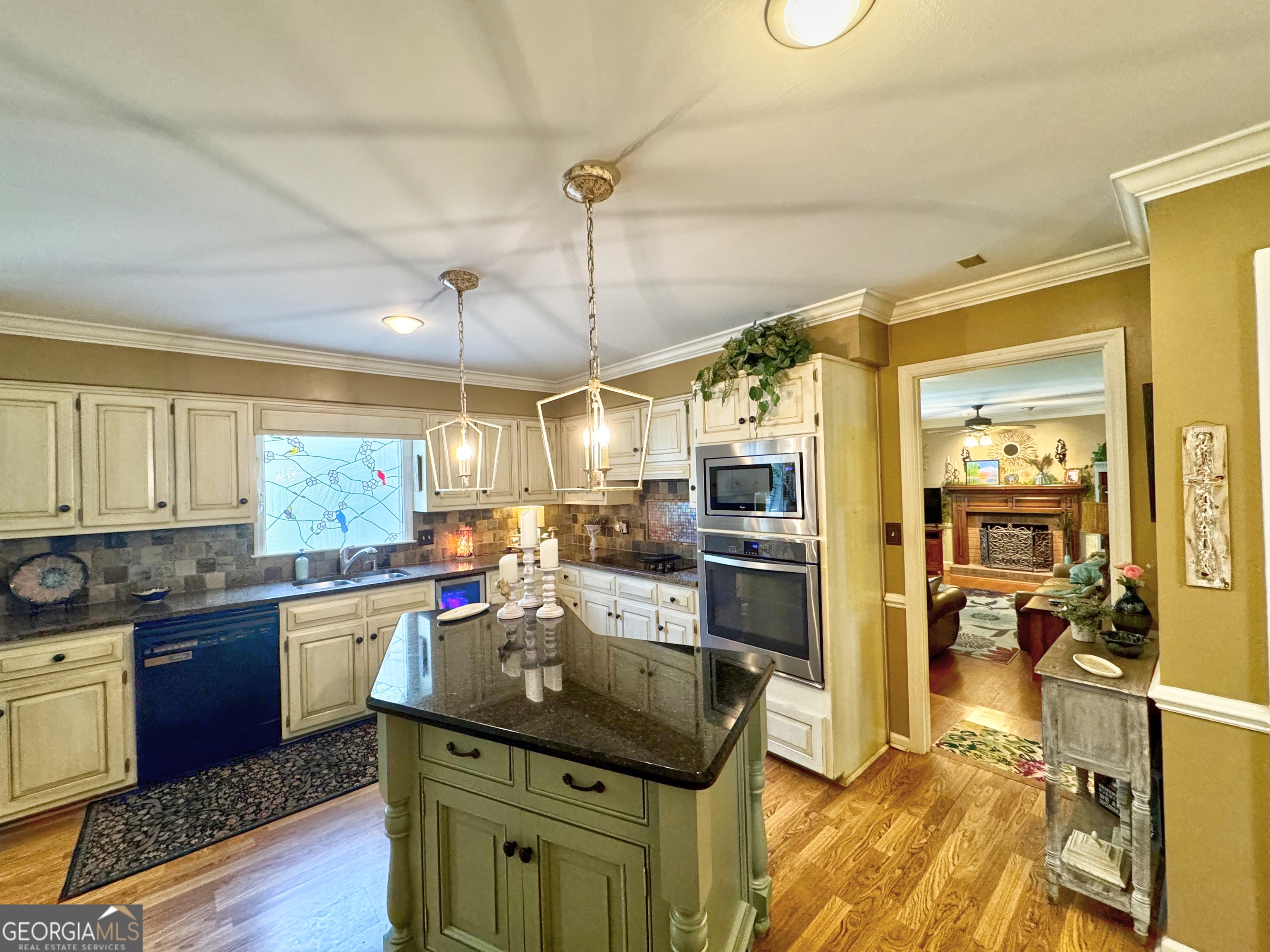 1018 Riverside Drive Property Photo 4
