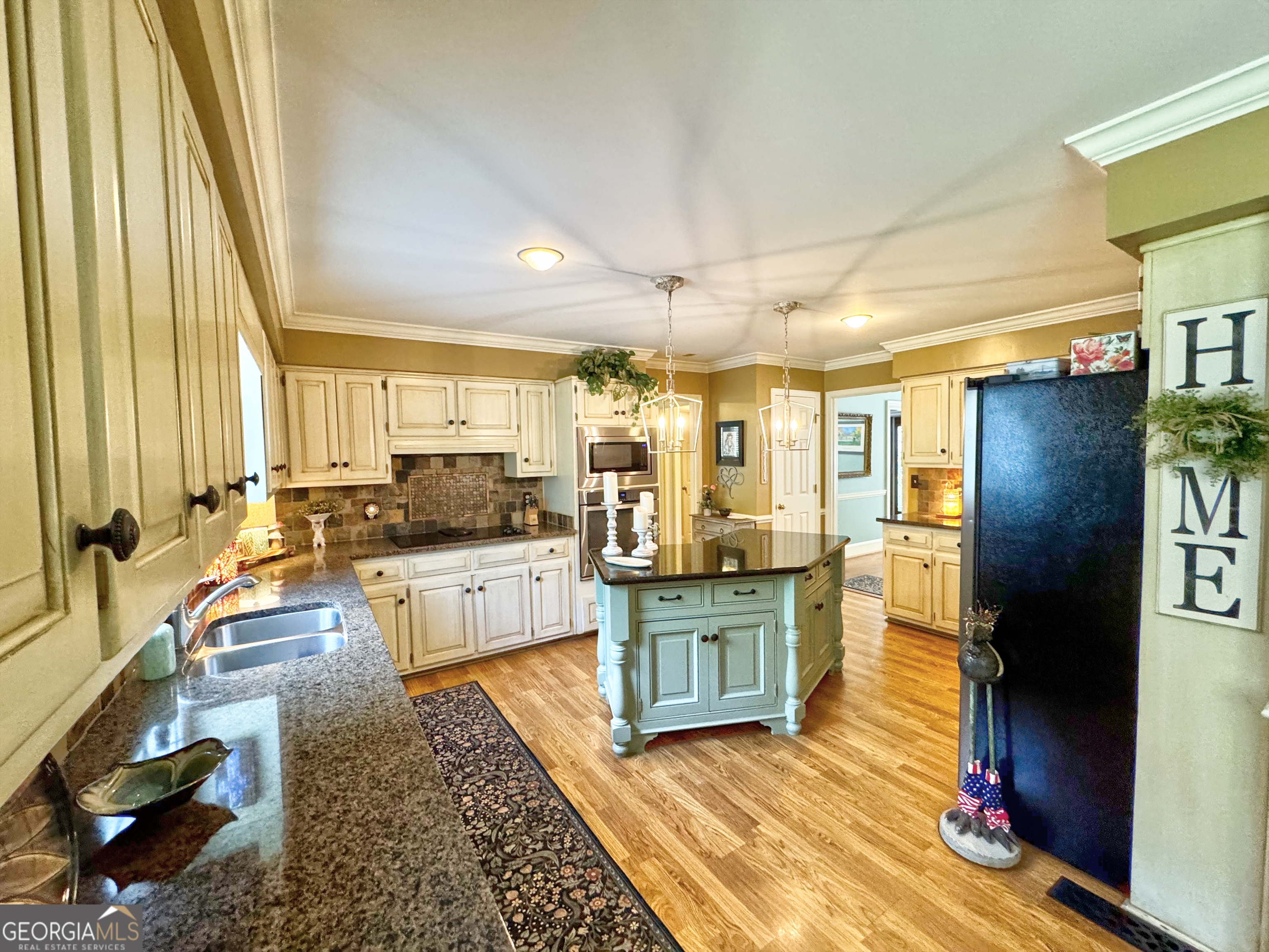 1018 Riverside Drive Property Photo 6