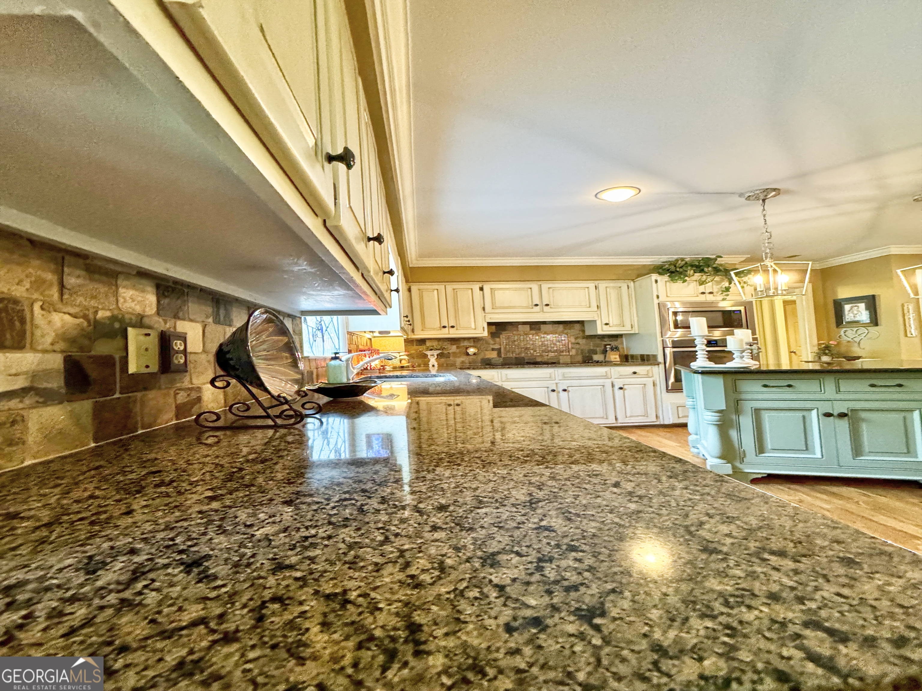1018 Riverside Drive Property Photo 7