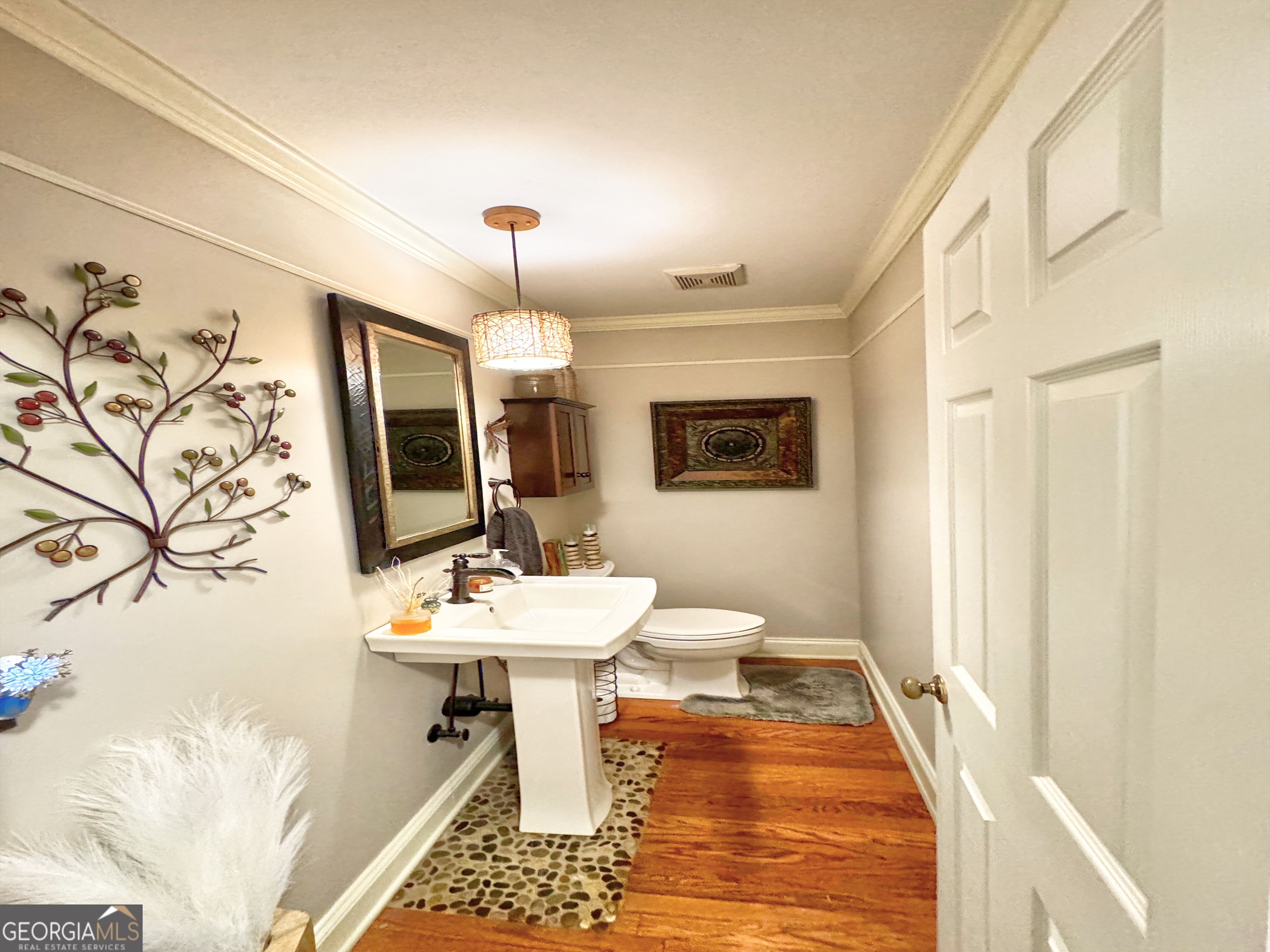 1018 Riverside Drive Property Photo 10