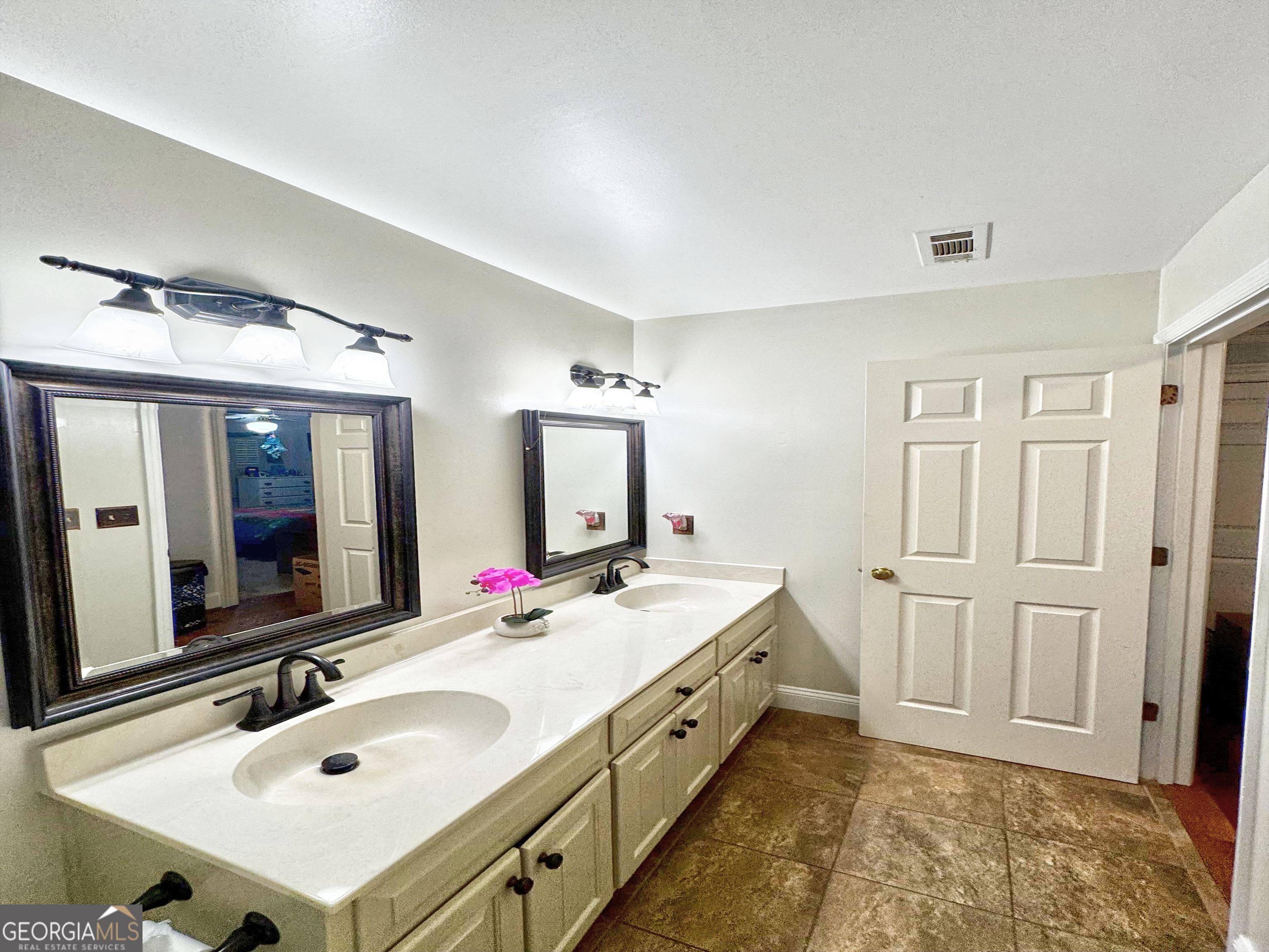 1018 Riverside Drive Property Photo 20