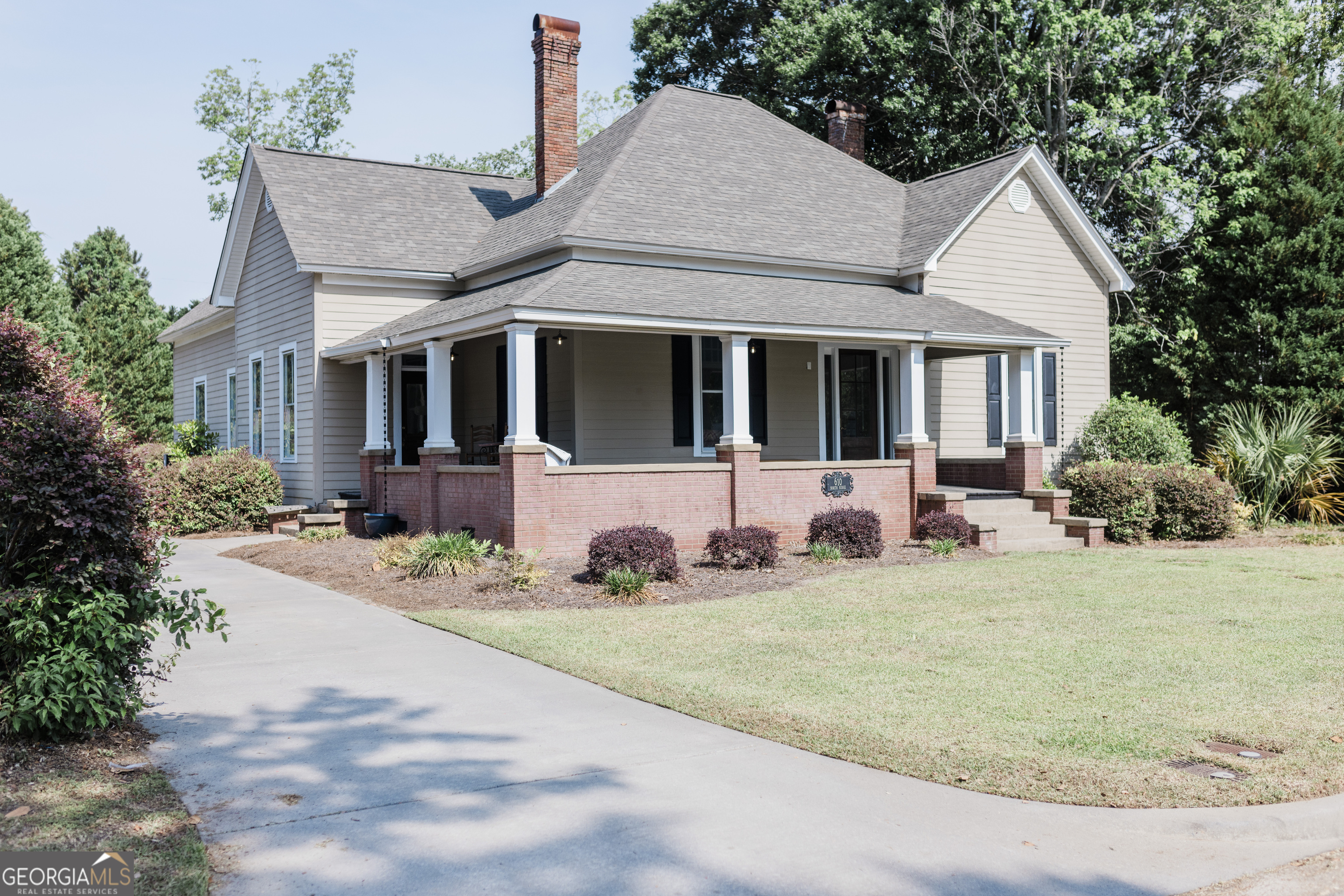 610 Ridge Avenue N Property Photo 1
