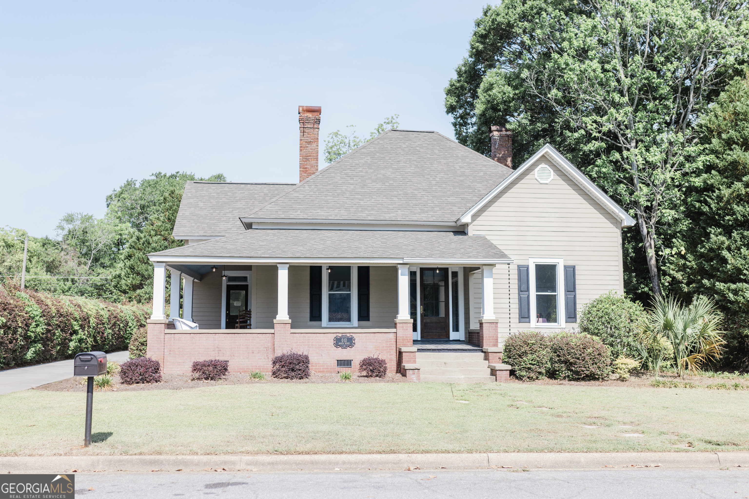 610 Ridge Avenue N Property Photo 2
