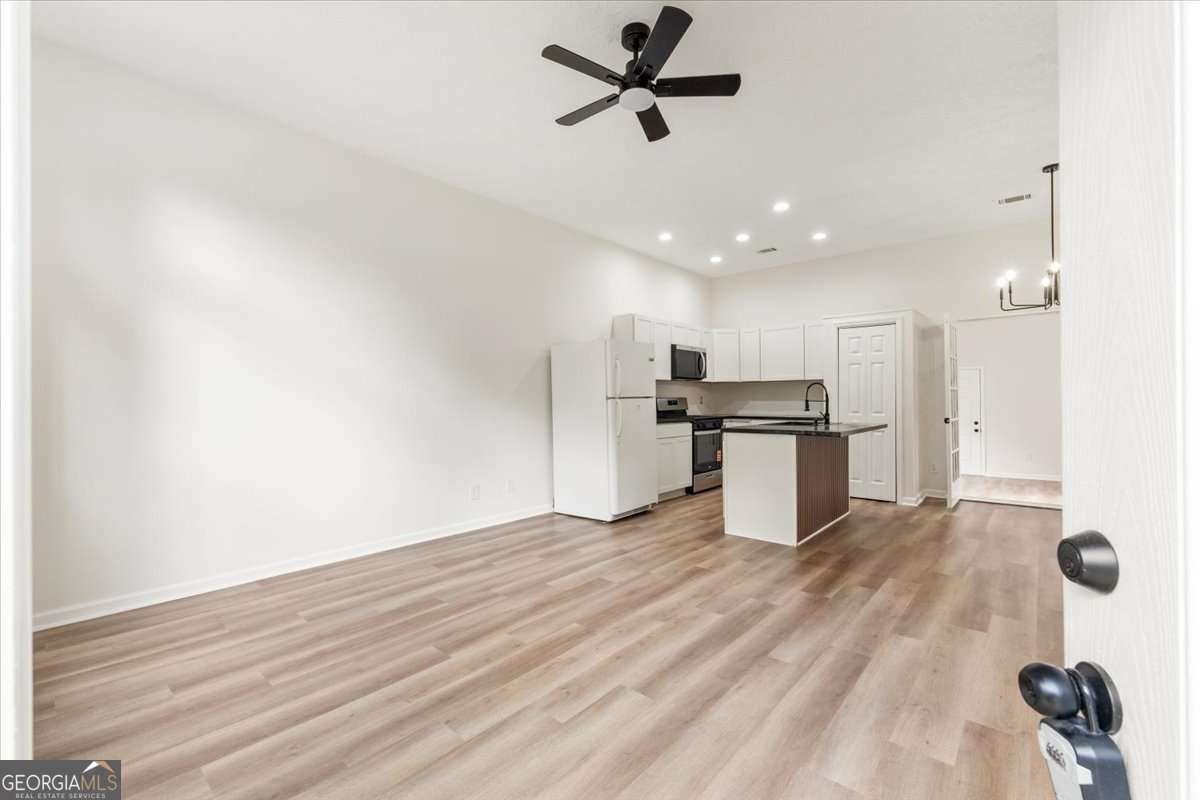6653 Eastbriar Drive Property Photo 8