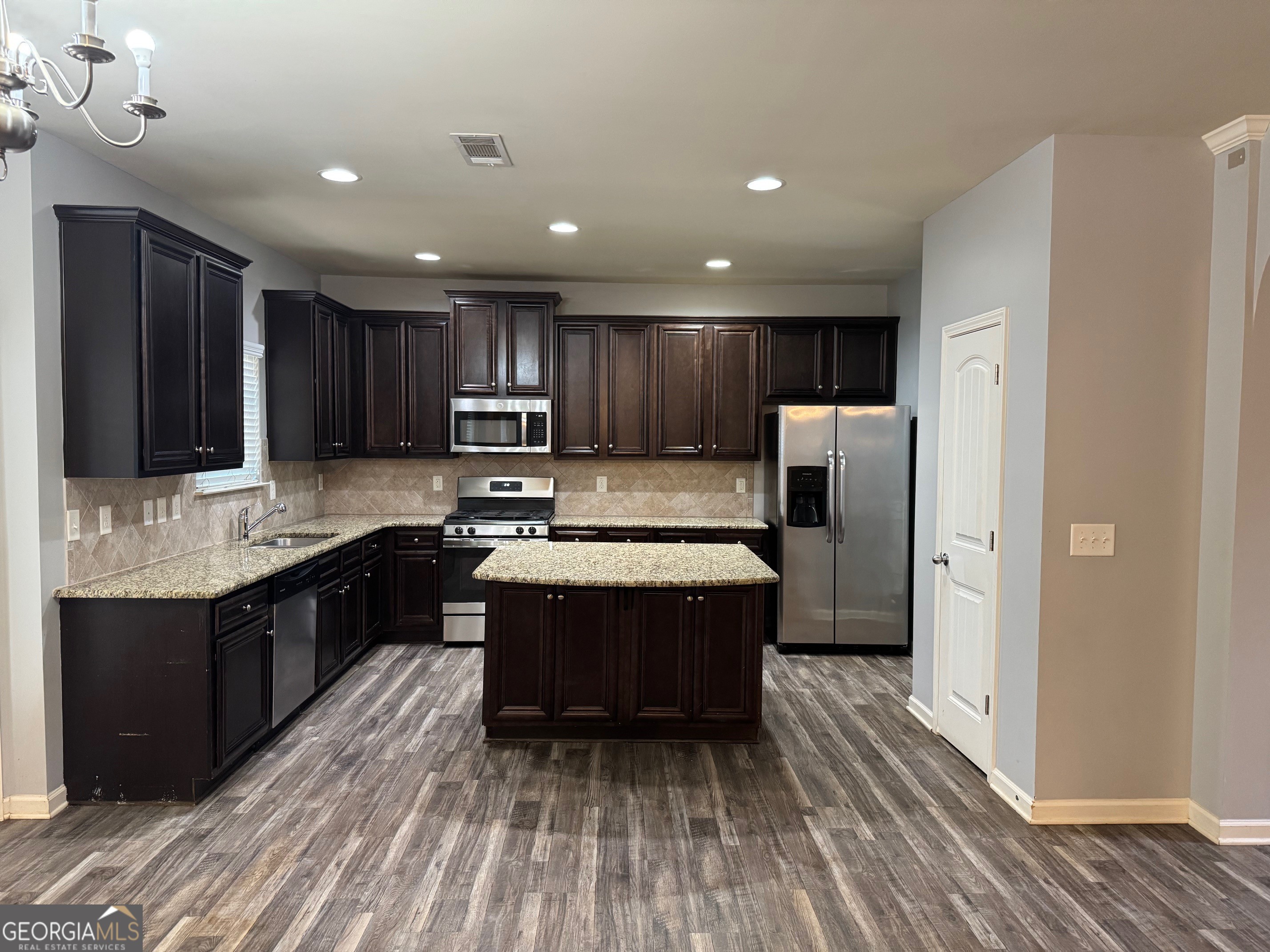 2337 Braelin Loop Property Photo 3