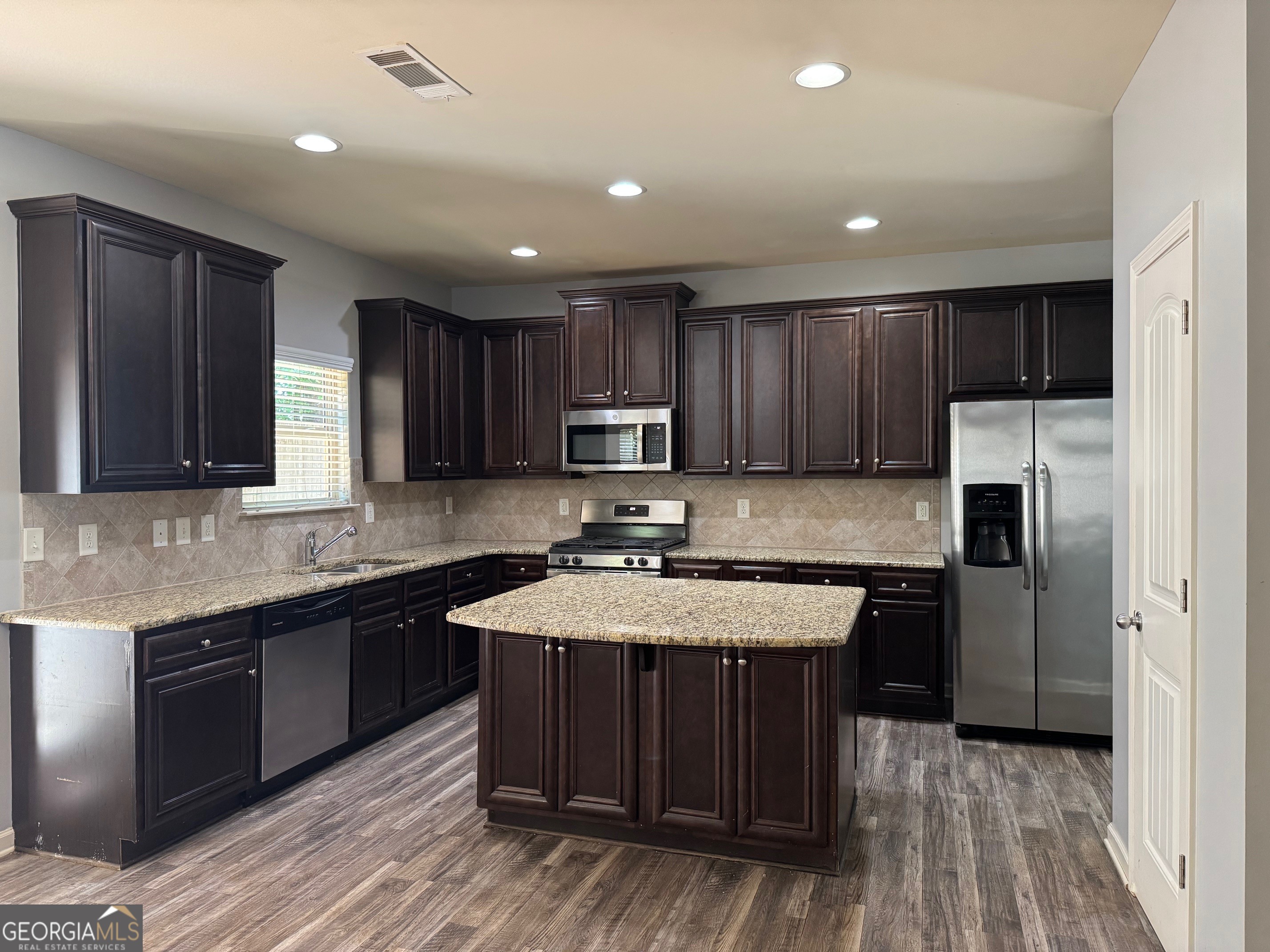 2337 Braelin Loop Property Photo 5