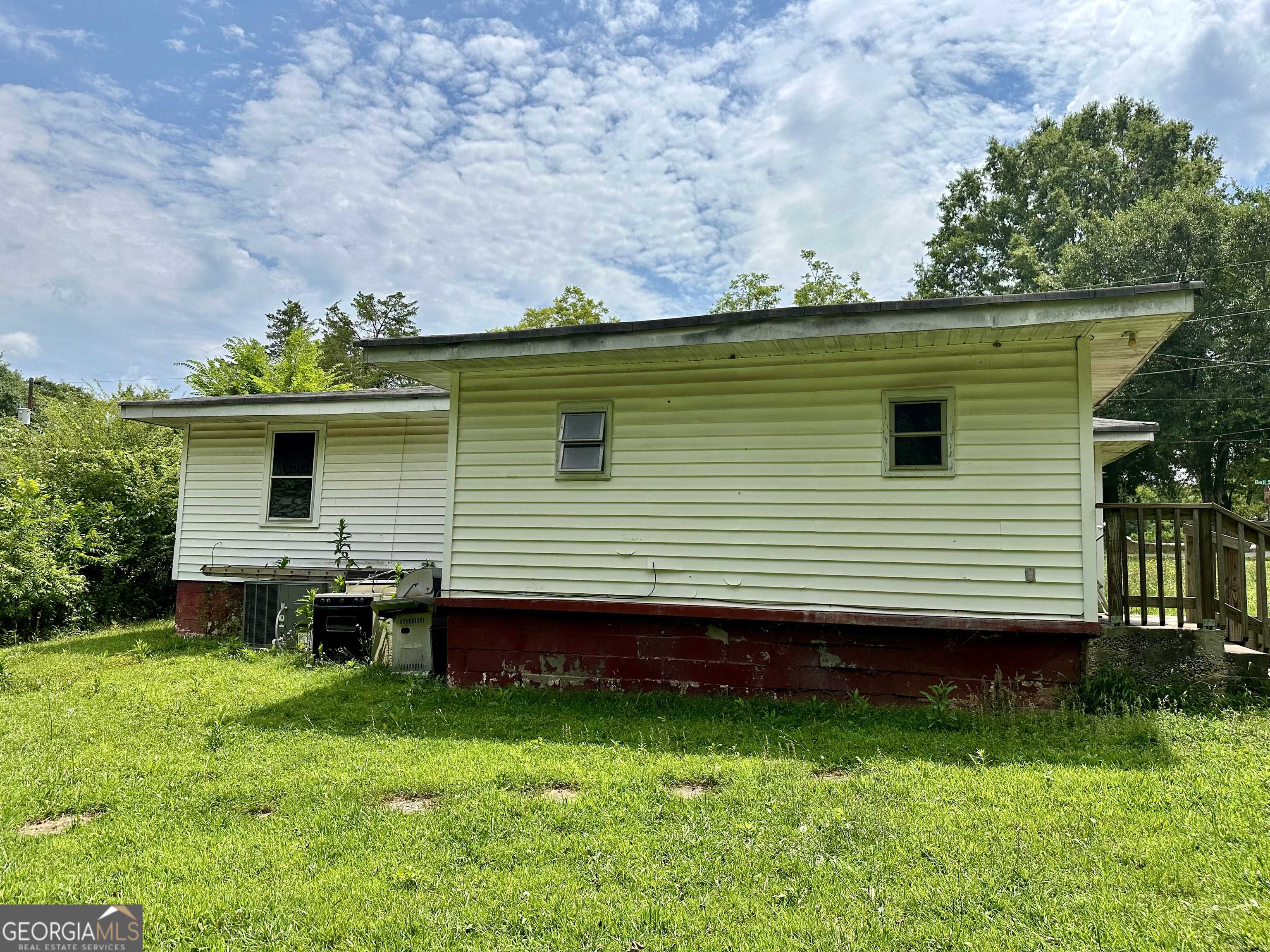 225 Bell Street Property Photo 2