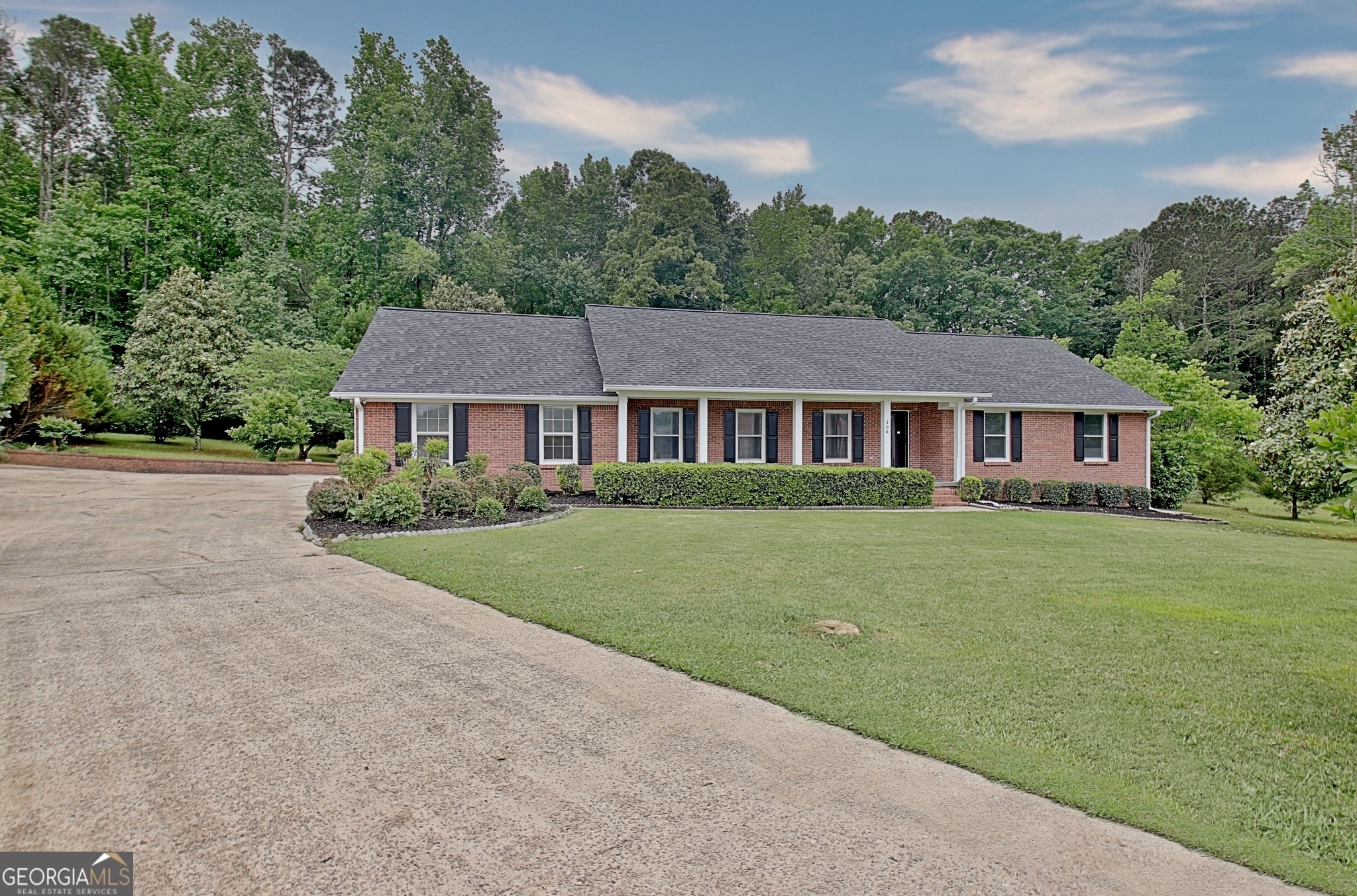 105 Walden Way Property Photo 4