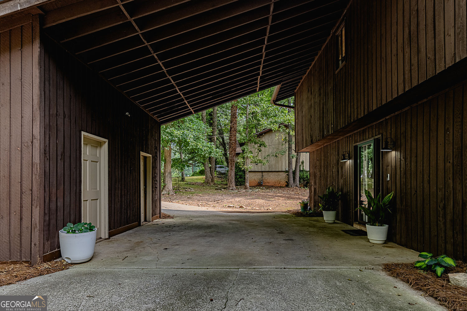 552 Edgefield Drive Property Photo 3