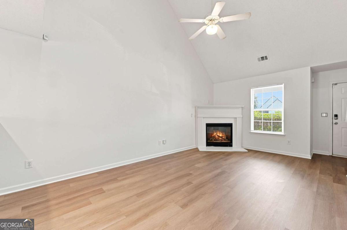3055 Lakeside Circle Property Photo 7
