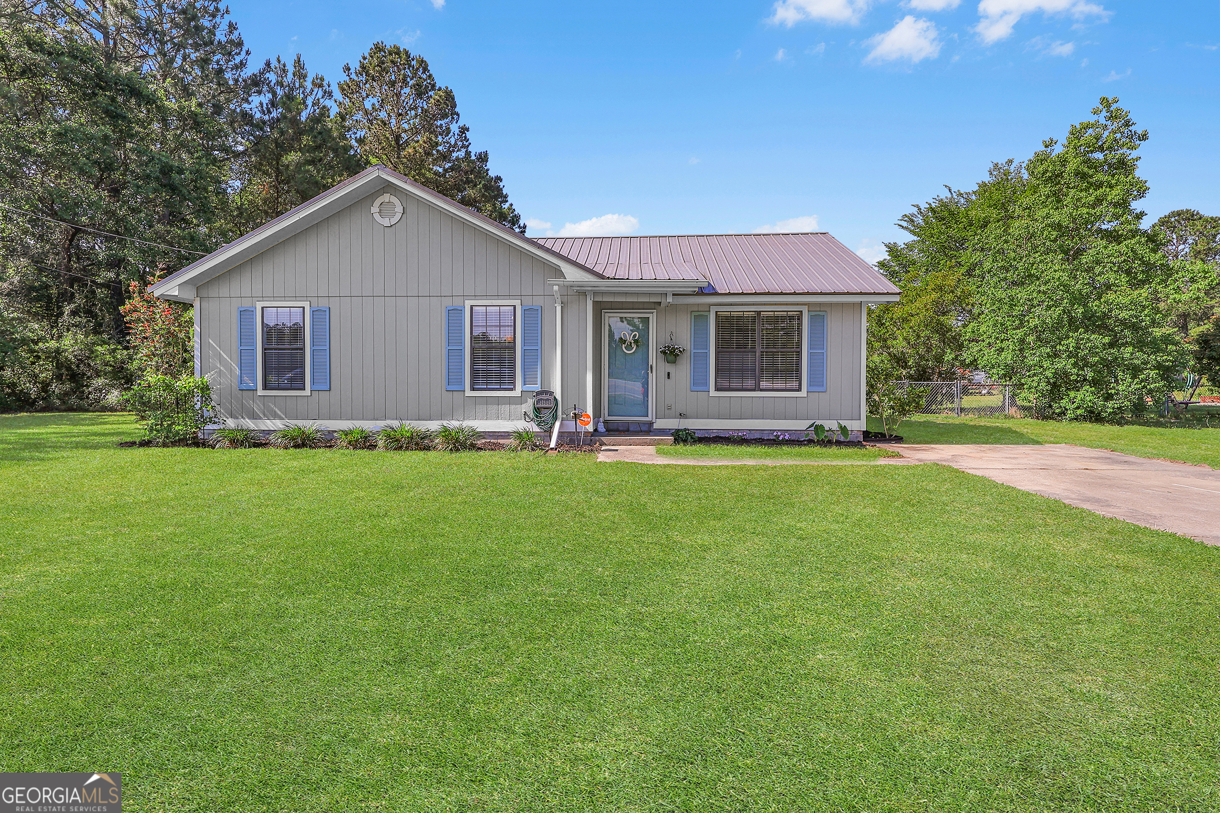1692 Ne Lee Place Property Photo 1