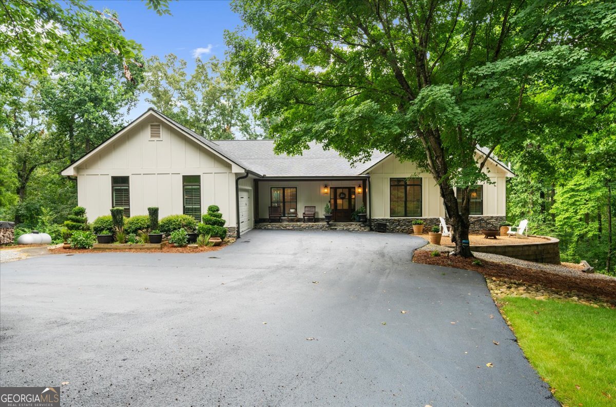 9040 Walnut Cove Court Property Photo 1